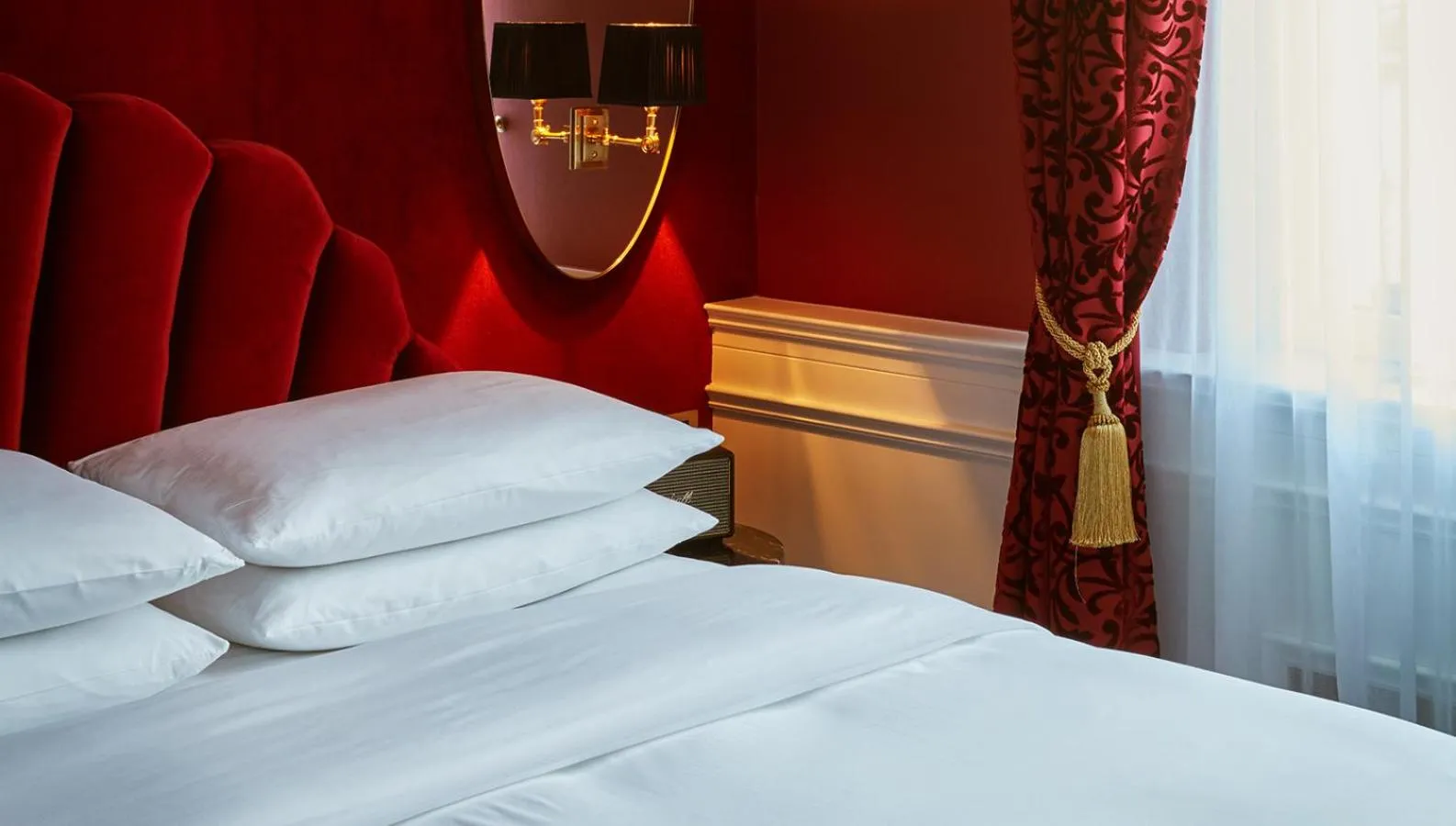 Photo of the whole room, Bed in Provocateur Berlin, part of Sircle Collection