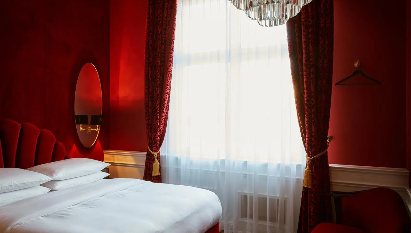 Photo of the whole room, Bed in Provocateur Berlin, part of Sircle Collection