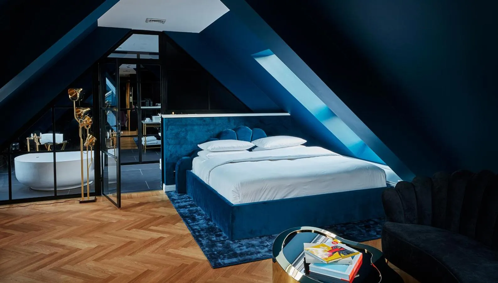 Photo of the whole room, Bed in Provocateur Berlin, part of Sircle Collection
