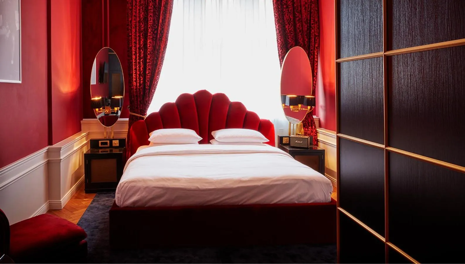 Photo of the whole room, Bed in Provocateur Berlin, part of Sircle Collection