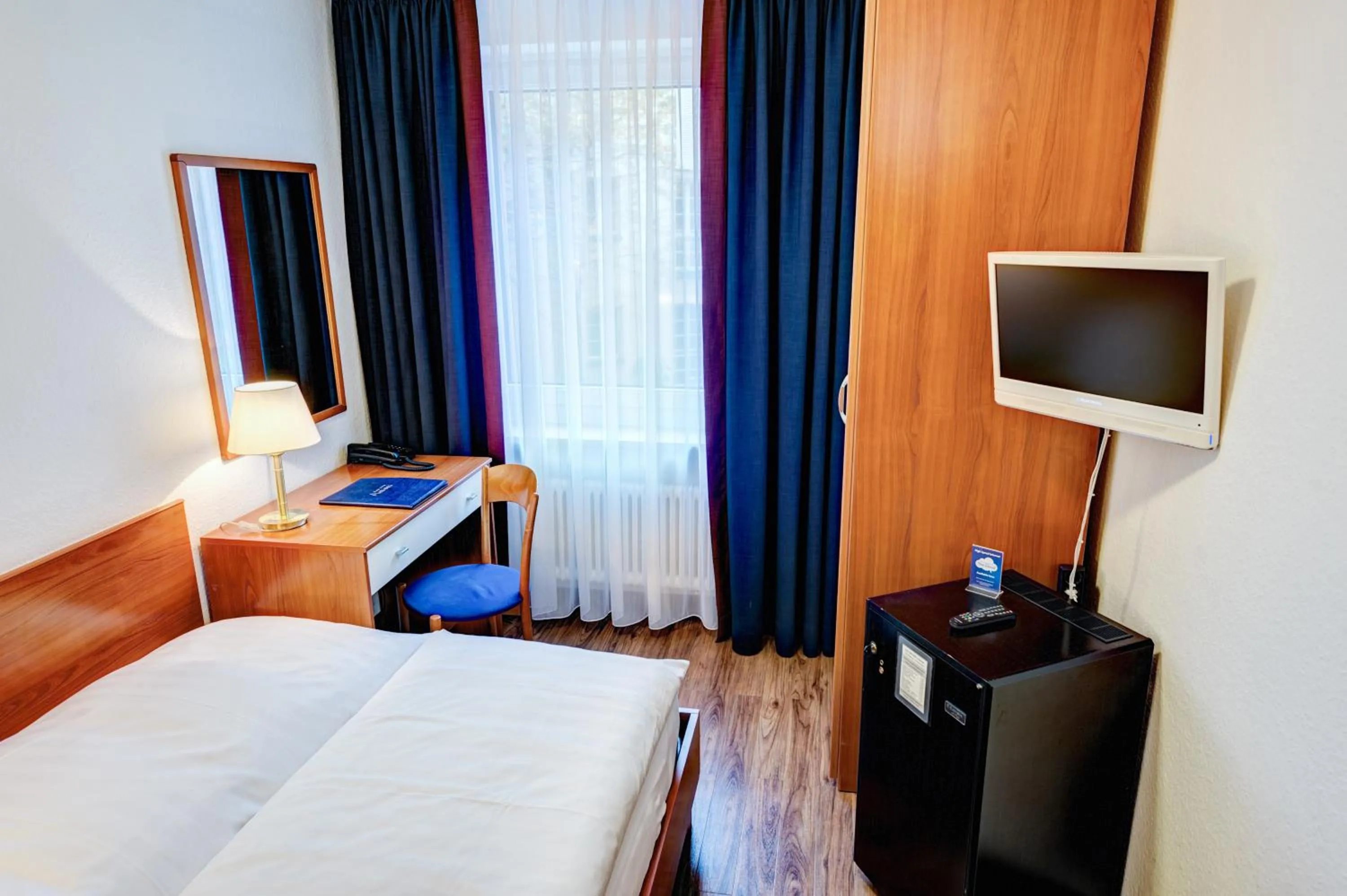 Photo of the whole room, Bed in Hotel Antares München