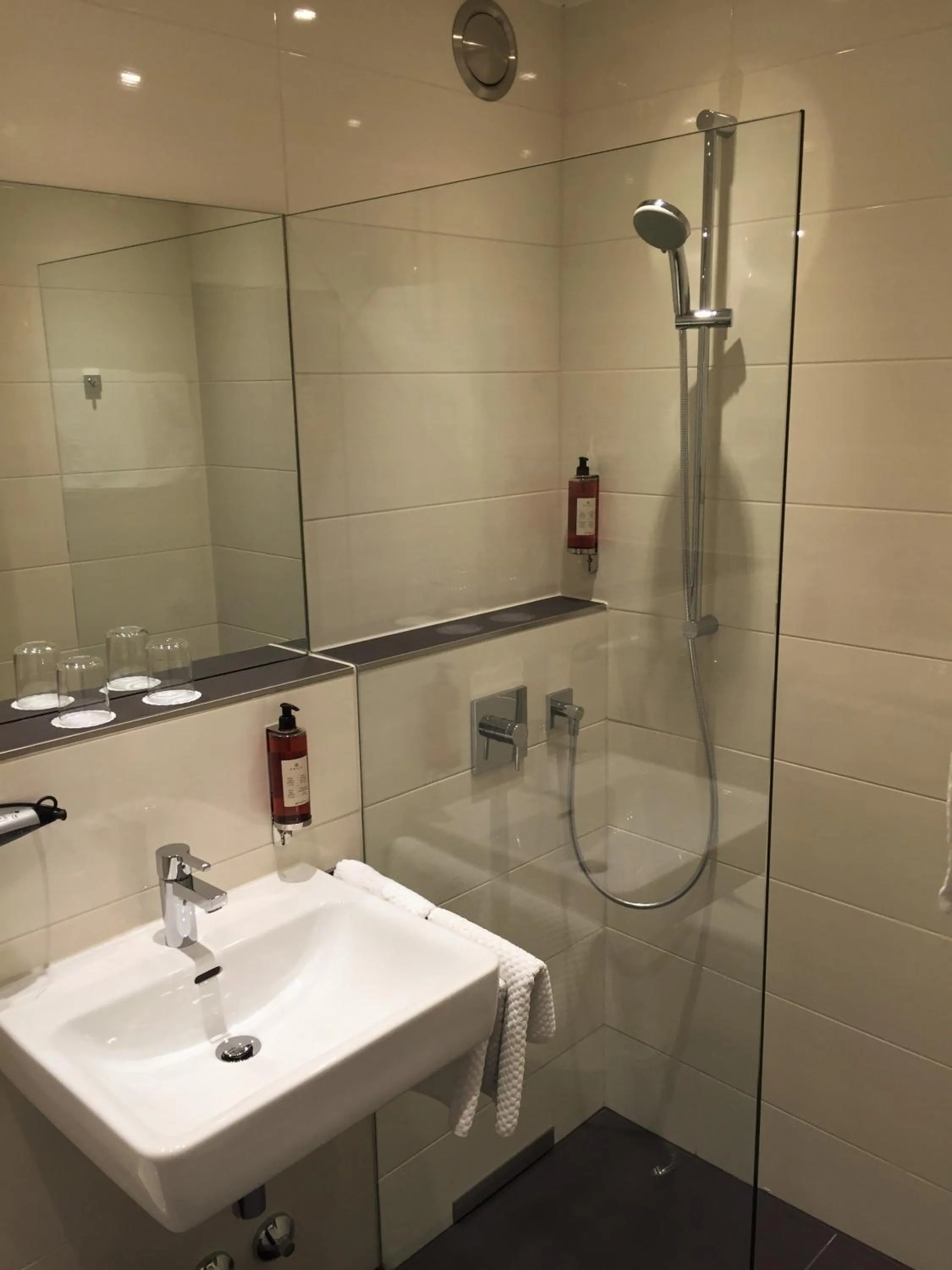 Bathroom in Hotel Antares München