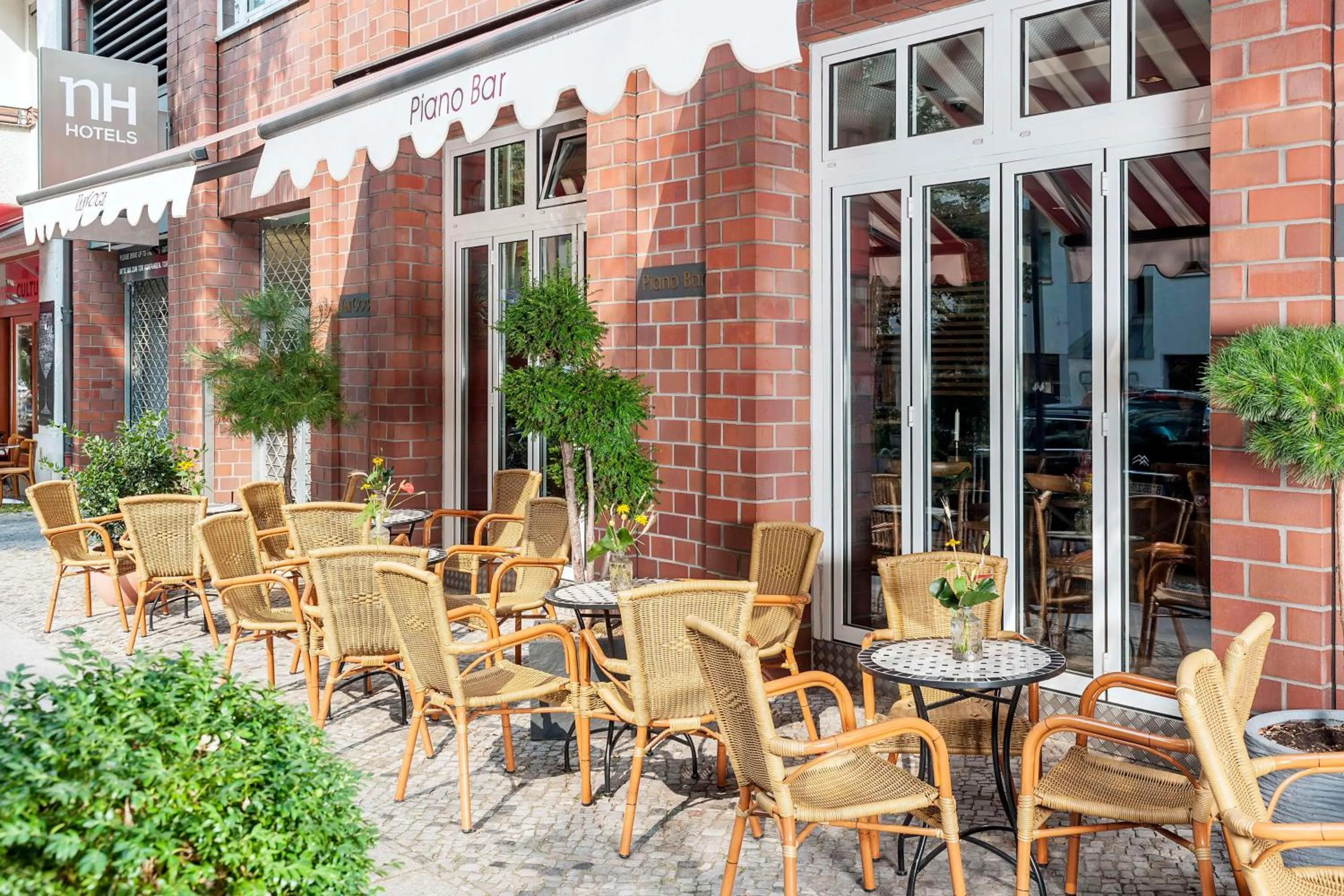 Lounge or bar in NH Berlin Kurfürstendamm