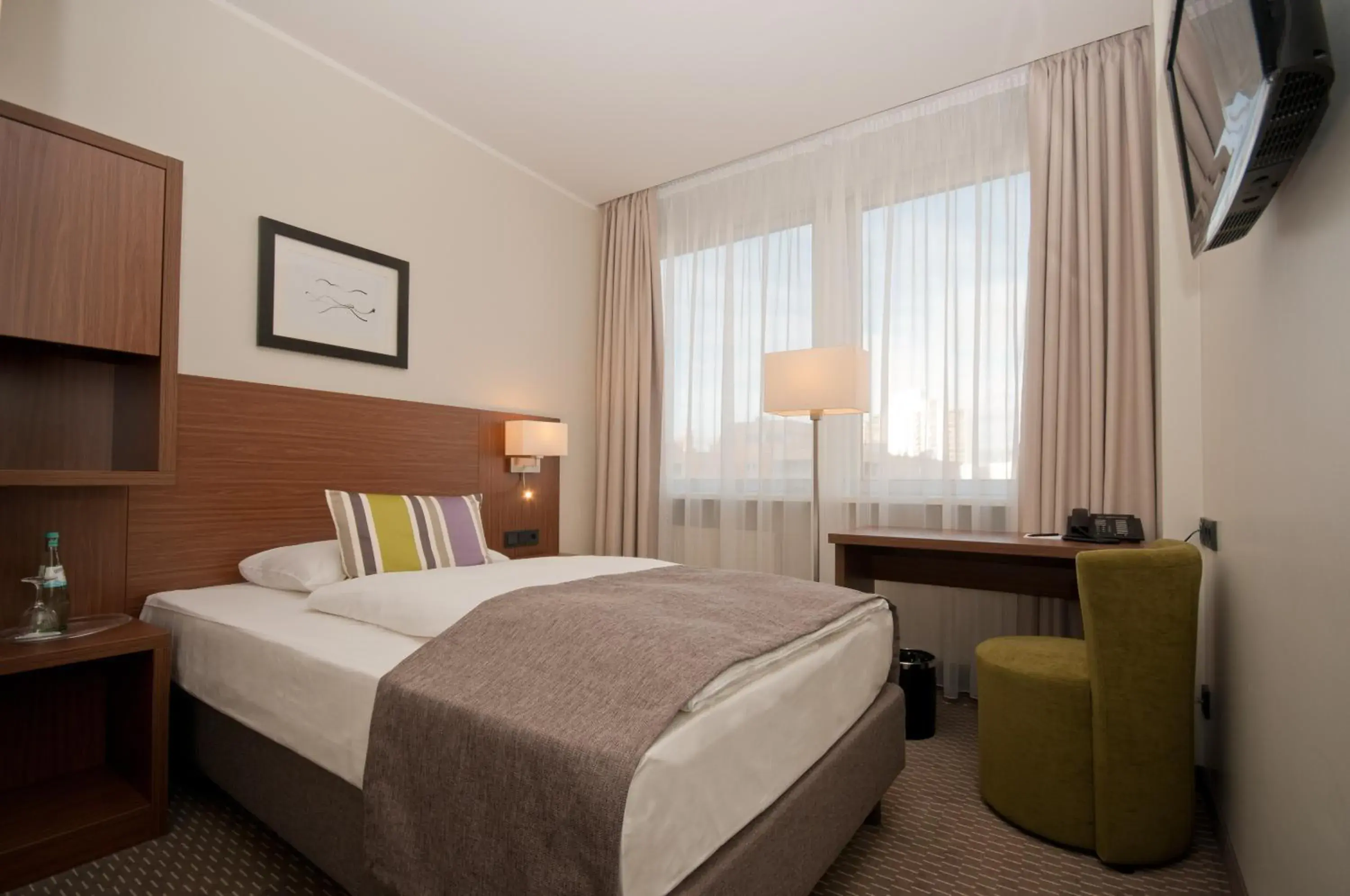 Photo of the whole room, Bed in Sylter Hof Berlin Photo of the whole room, Bed in Sylter Hof Berlin