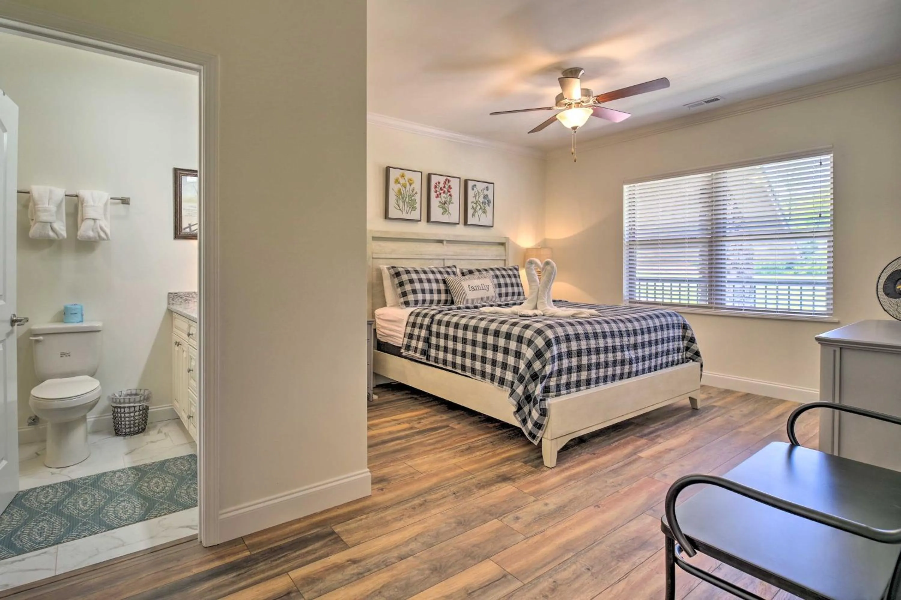 Bed in Townsend Condo with Pool, Great Smoky Mountain Views