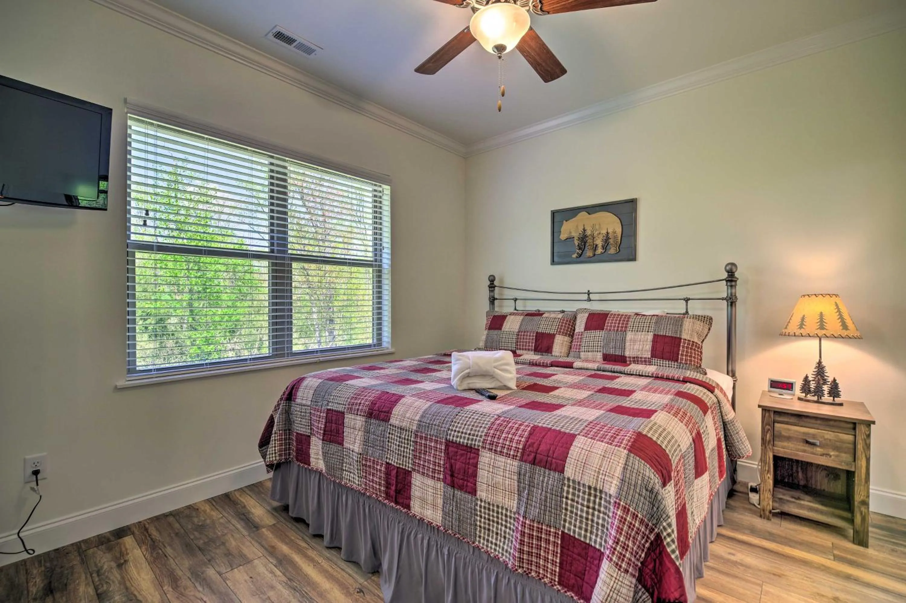 Bed in Townsend Condo with Pool, Great Smoky Mountain Views
