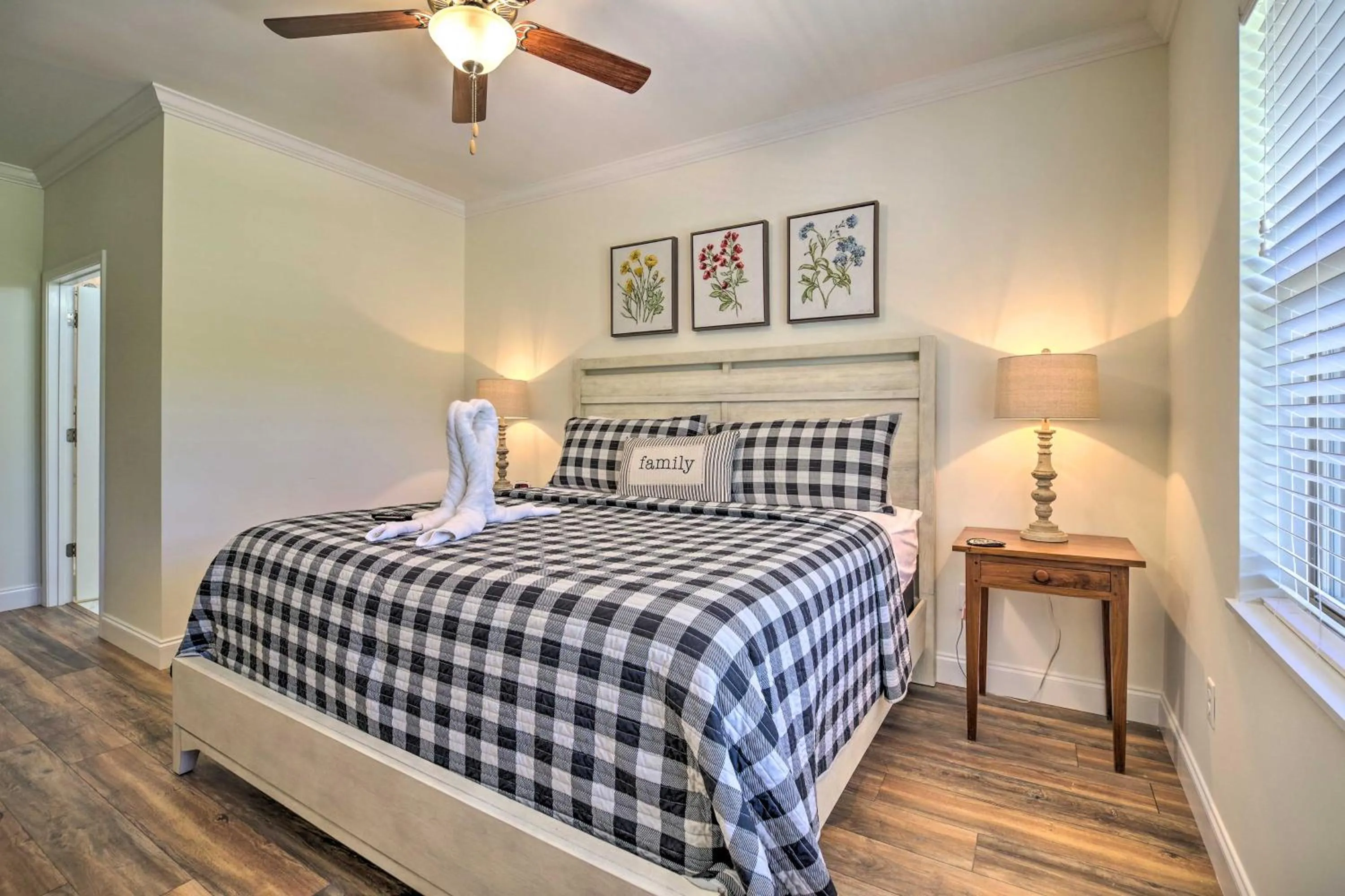 Bed in Townsend Condo with Pool, Great Smoky Mountain Views