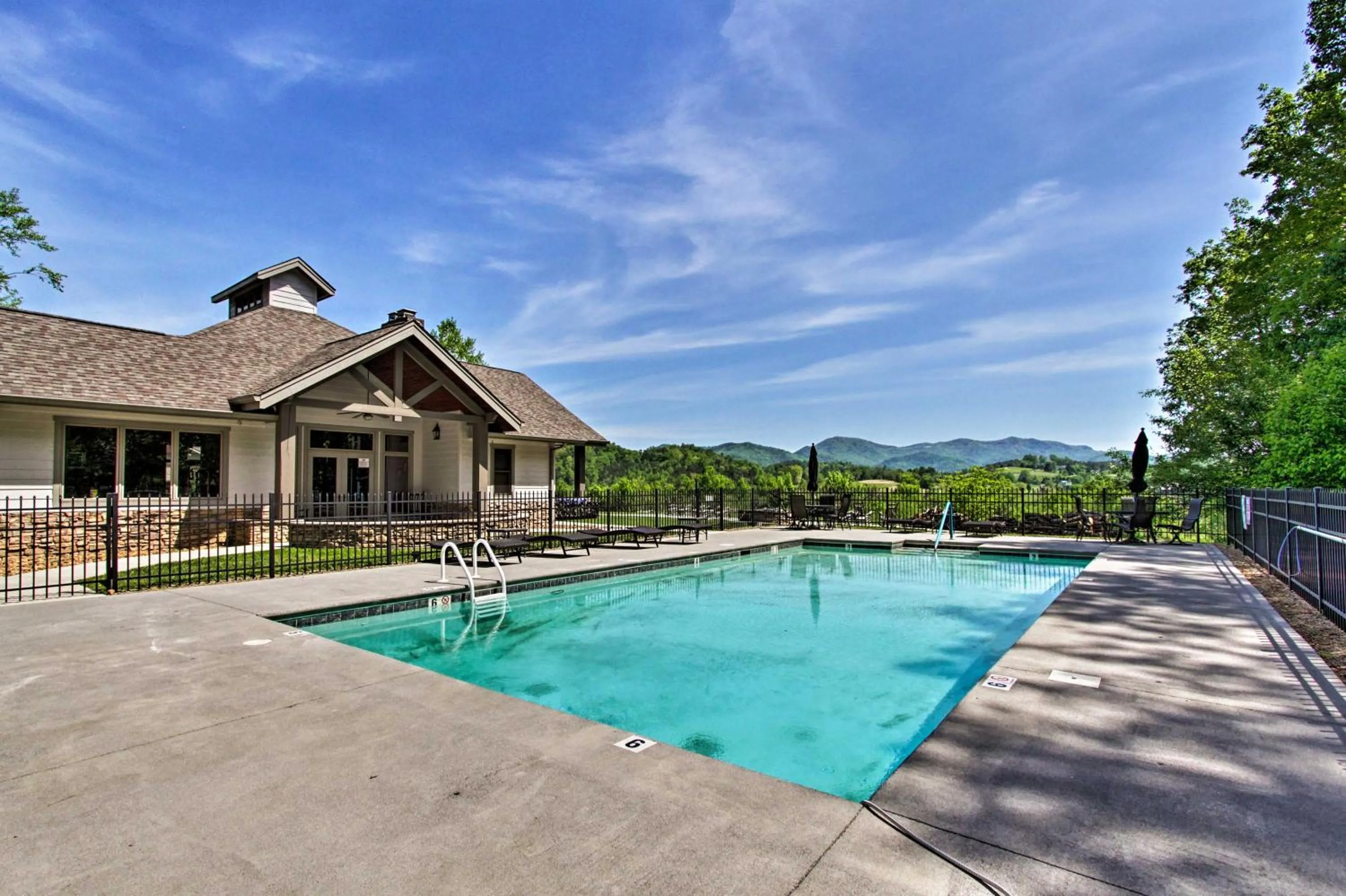 Townsend Condo with Pool, Great Smoky Mountain Views