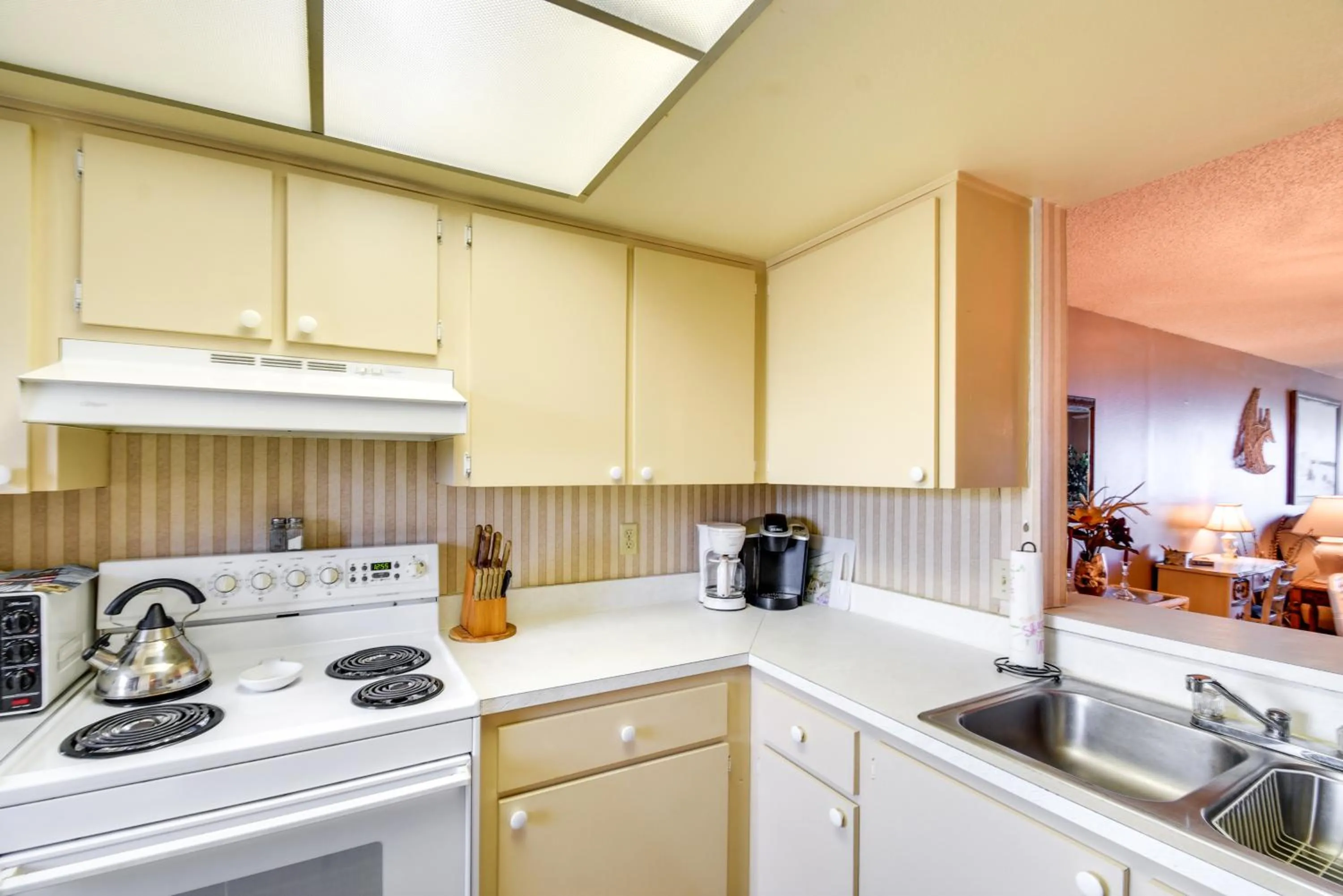 Walk to Madeira Beach Coastal Condo with Balcony