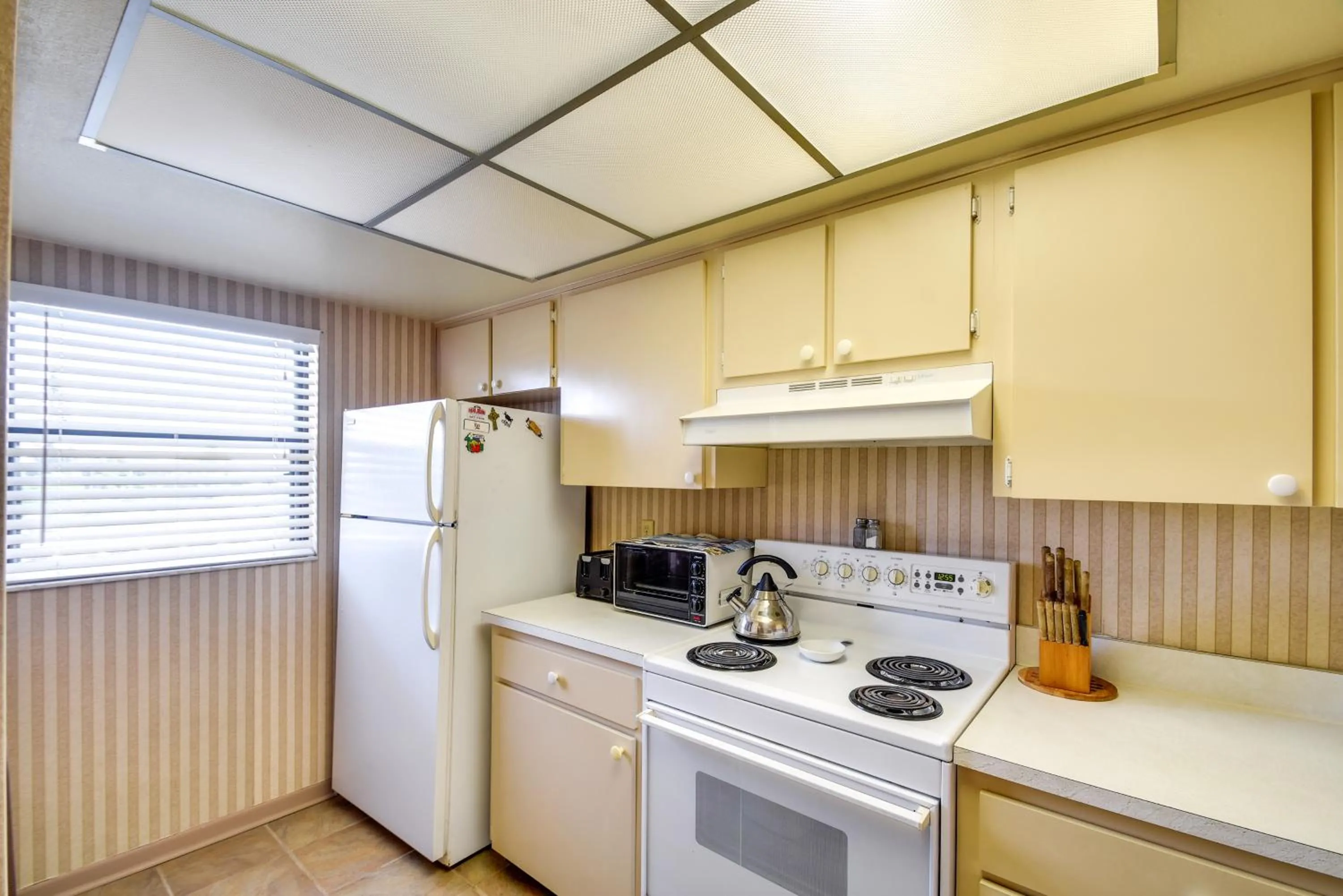 Walk to Madeira Beach Coastal Condo with Balcony