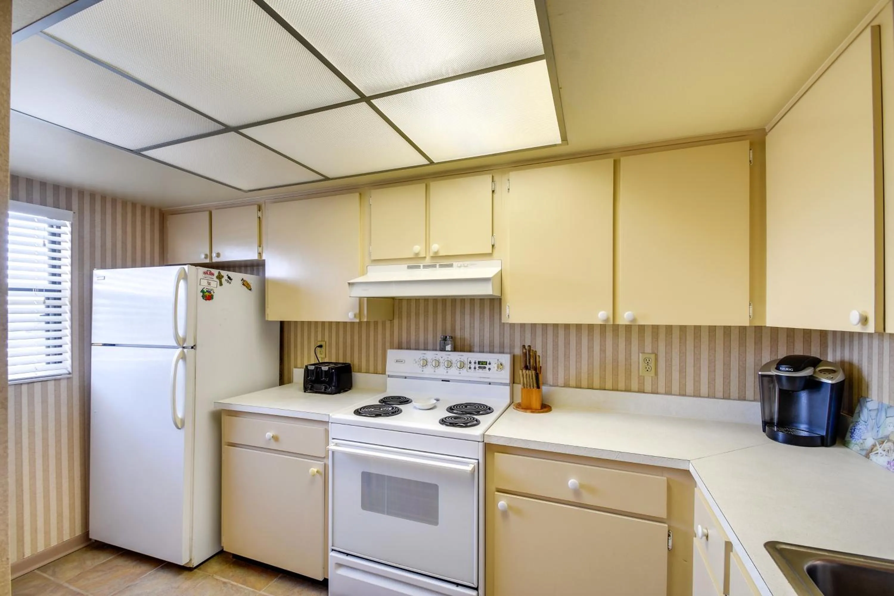 Walk to Madeira Beach Coastal Condo with Balcony