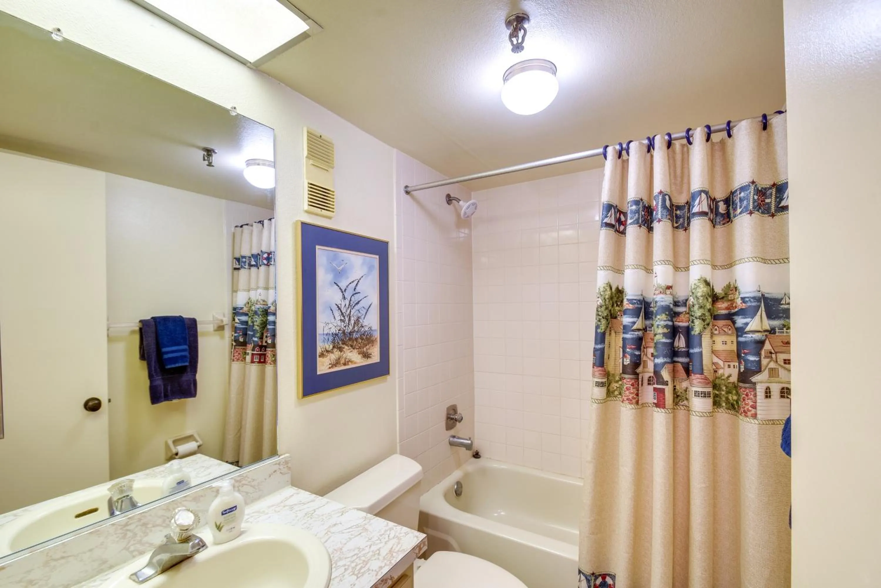 Walk to Madeira Beach Coastal Condo with Balcony