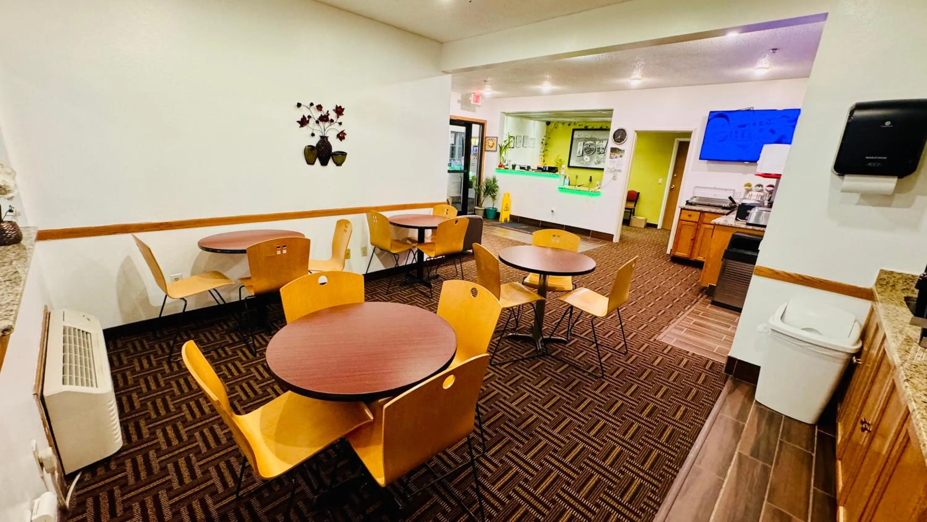 Communal lounge/ TV room in Forest City Inn