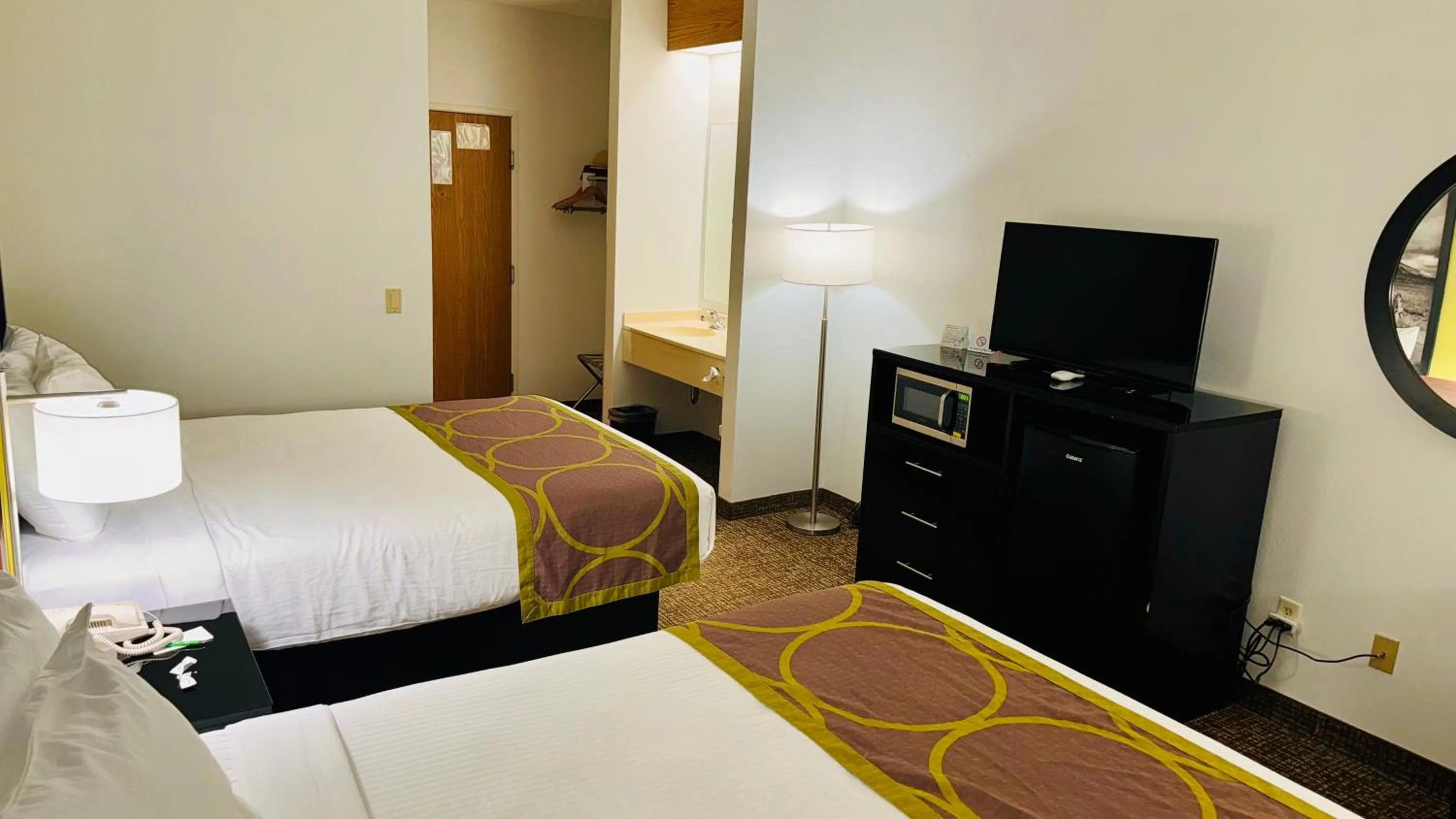 Photo of the whole room, Bed in Forest City Inn