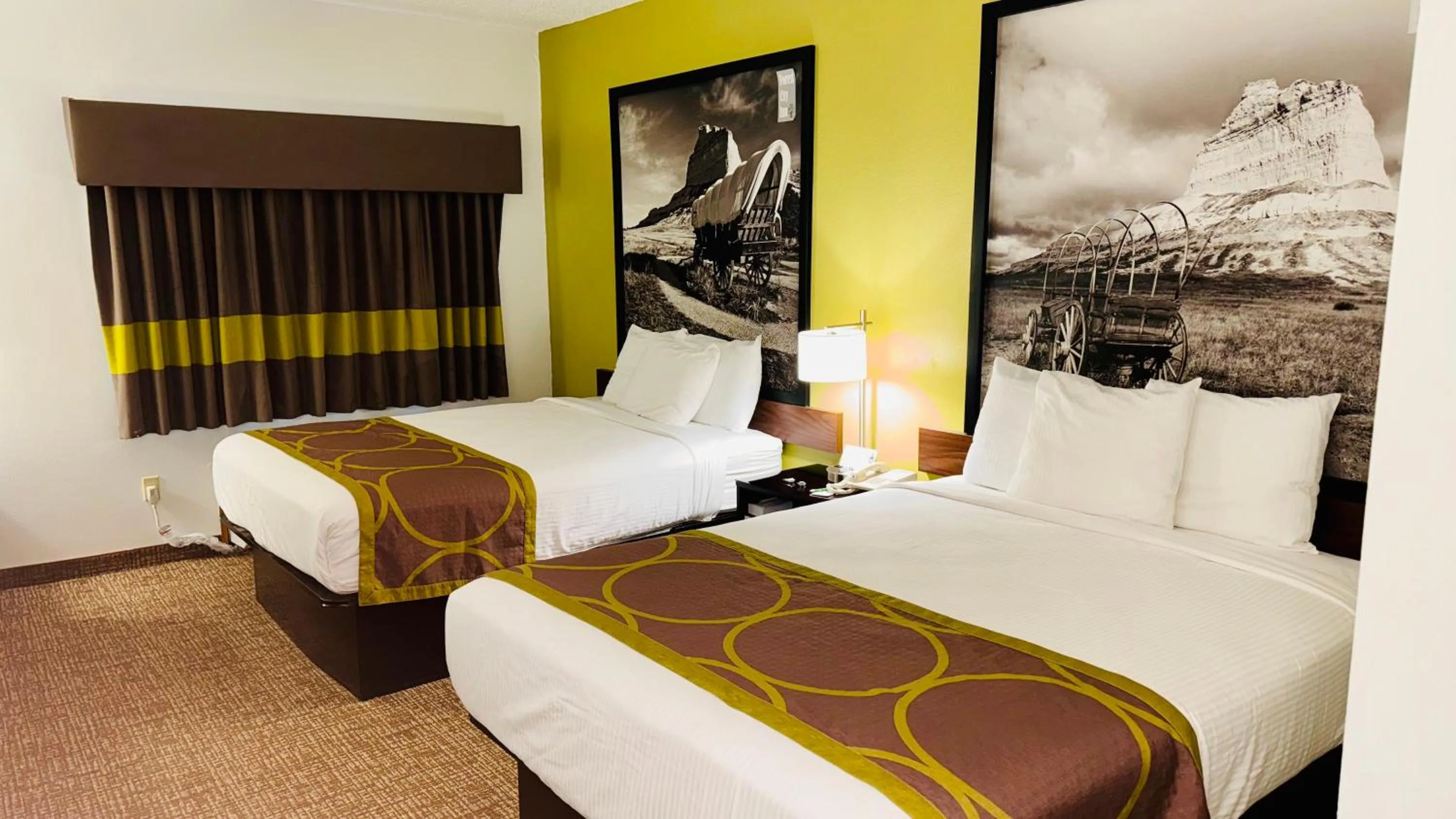 Bedroom, Bed in Forest City Inn