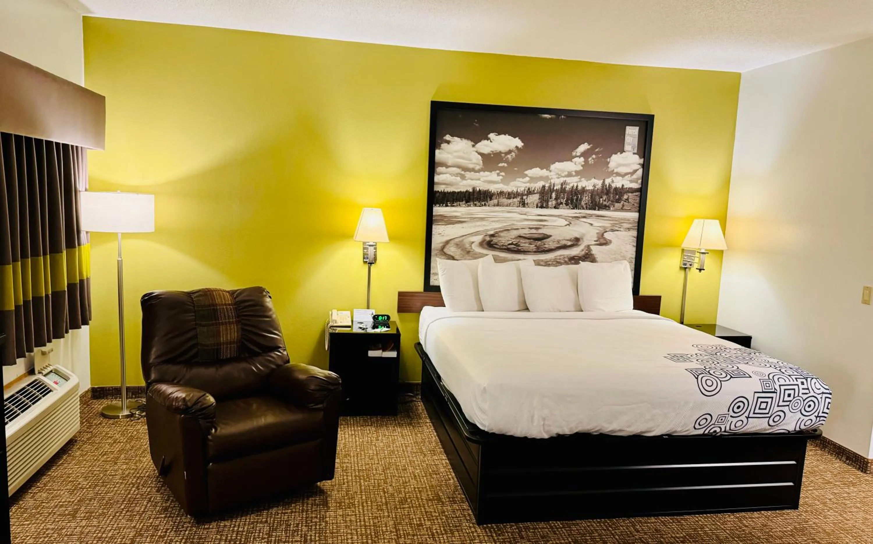 Bedroom, Bed in Forest City Inn