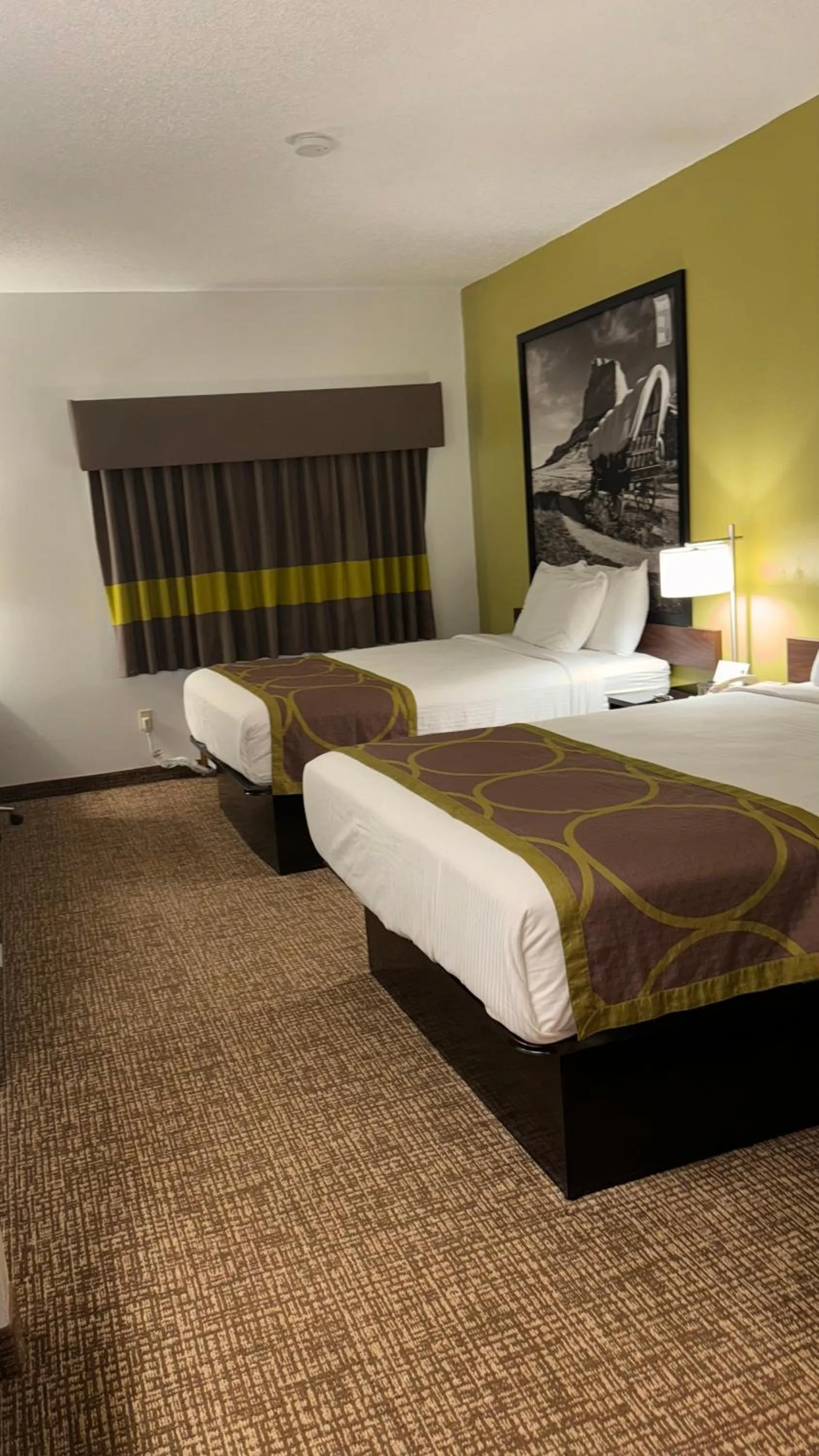 Bedroom, Bed in Forest City Inn