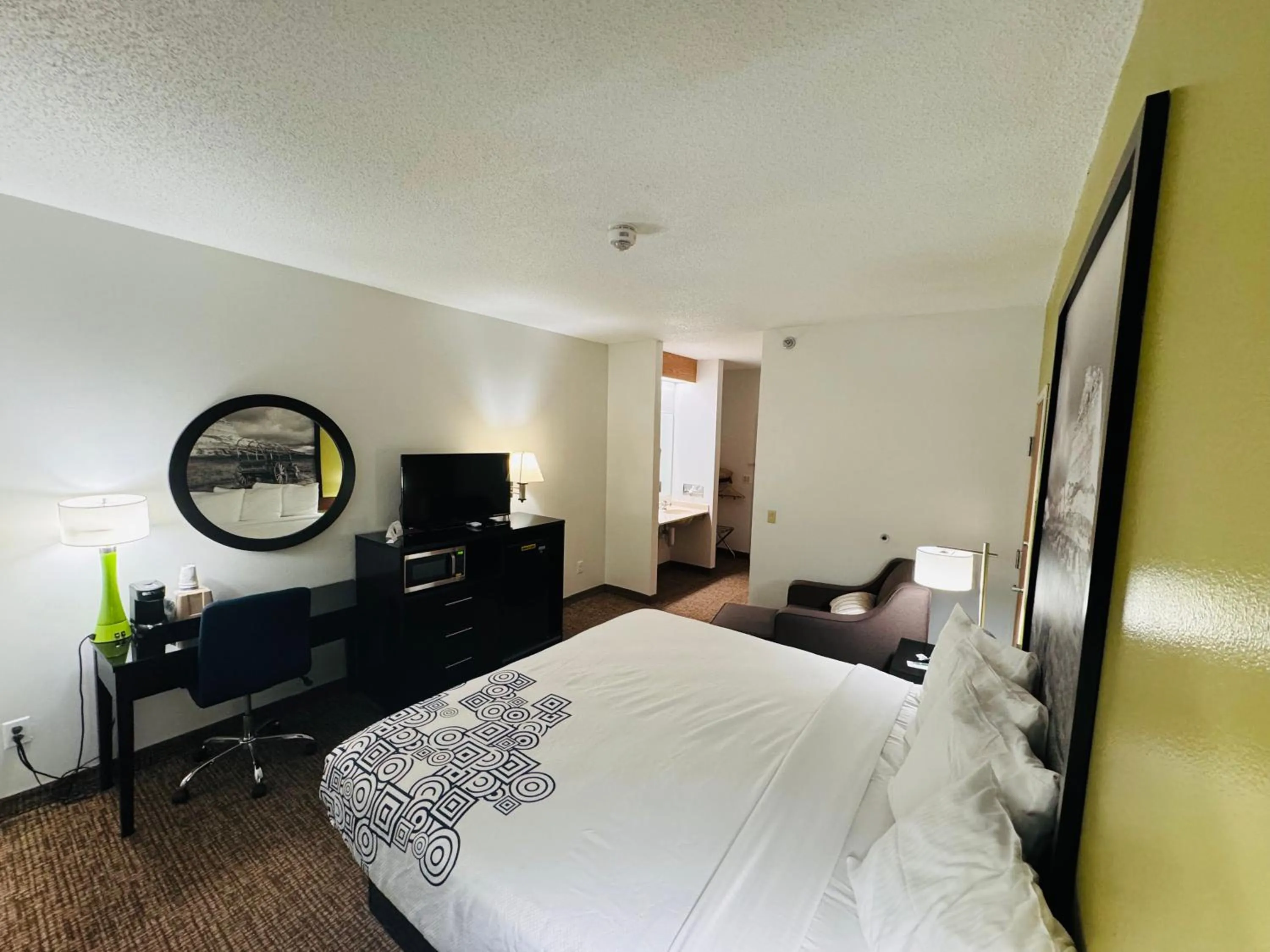 Bedroom, Bed in Forest City Inn