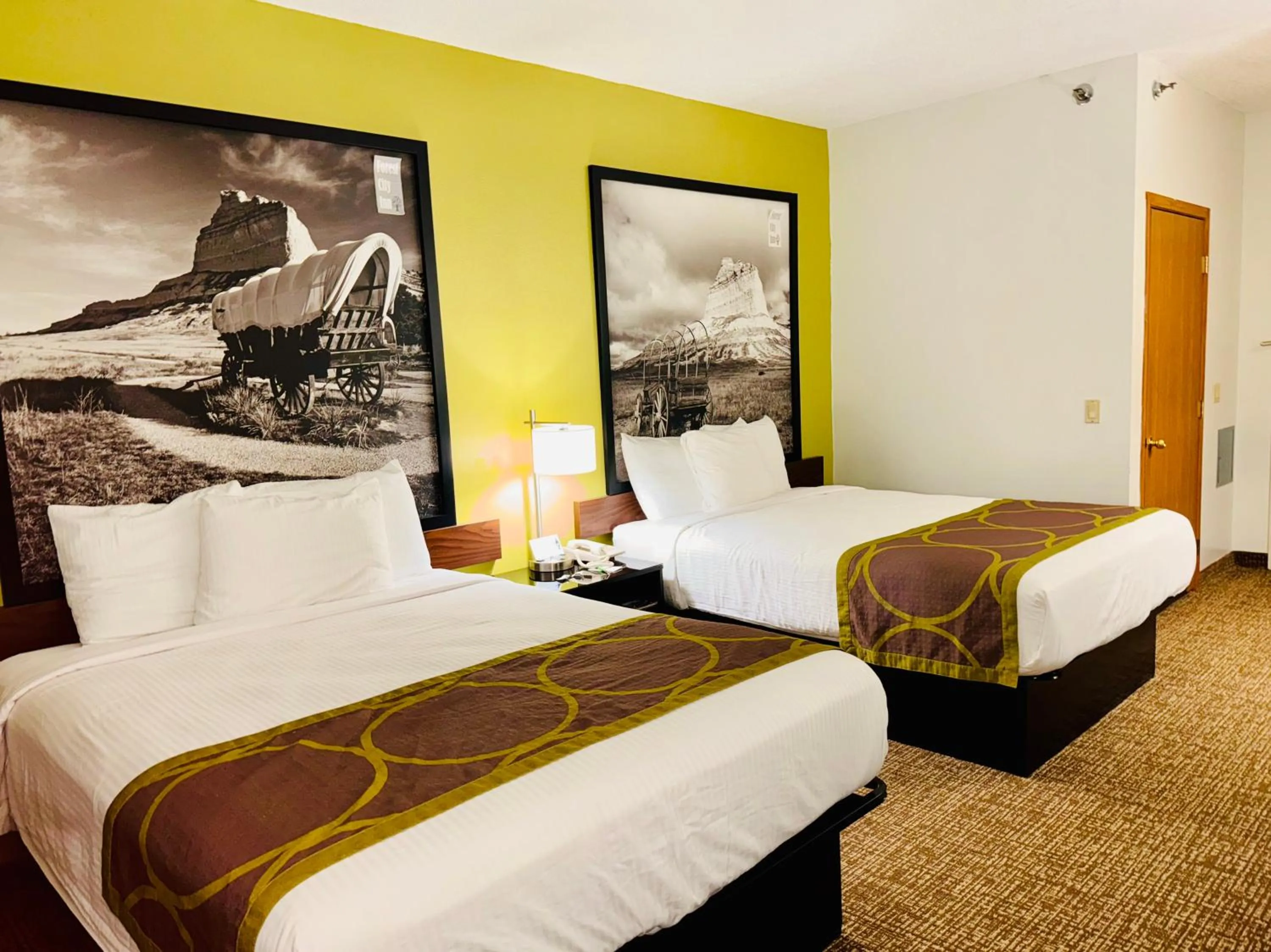 Bedroom, Bed in Forest City Inn