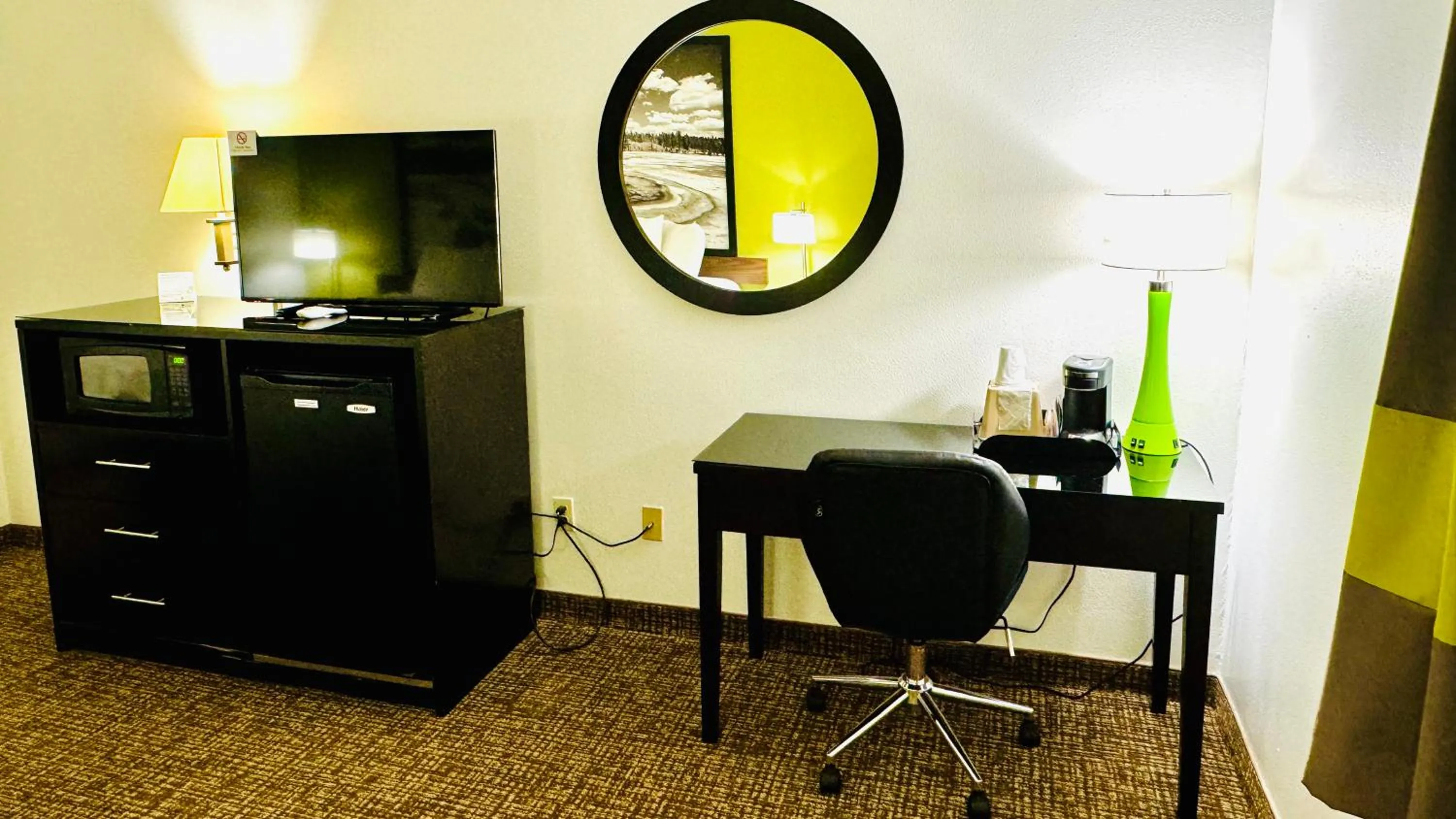 TV and multimedia in Forest City Inn