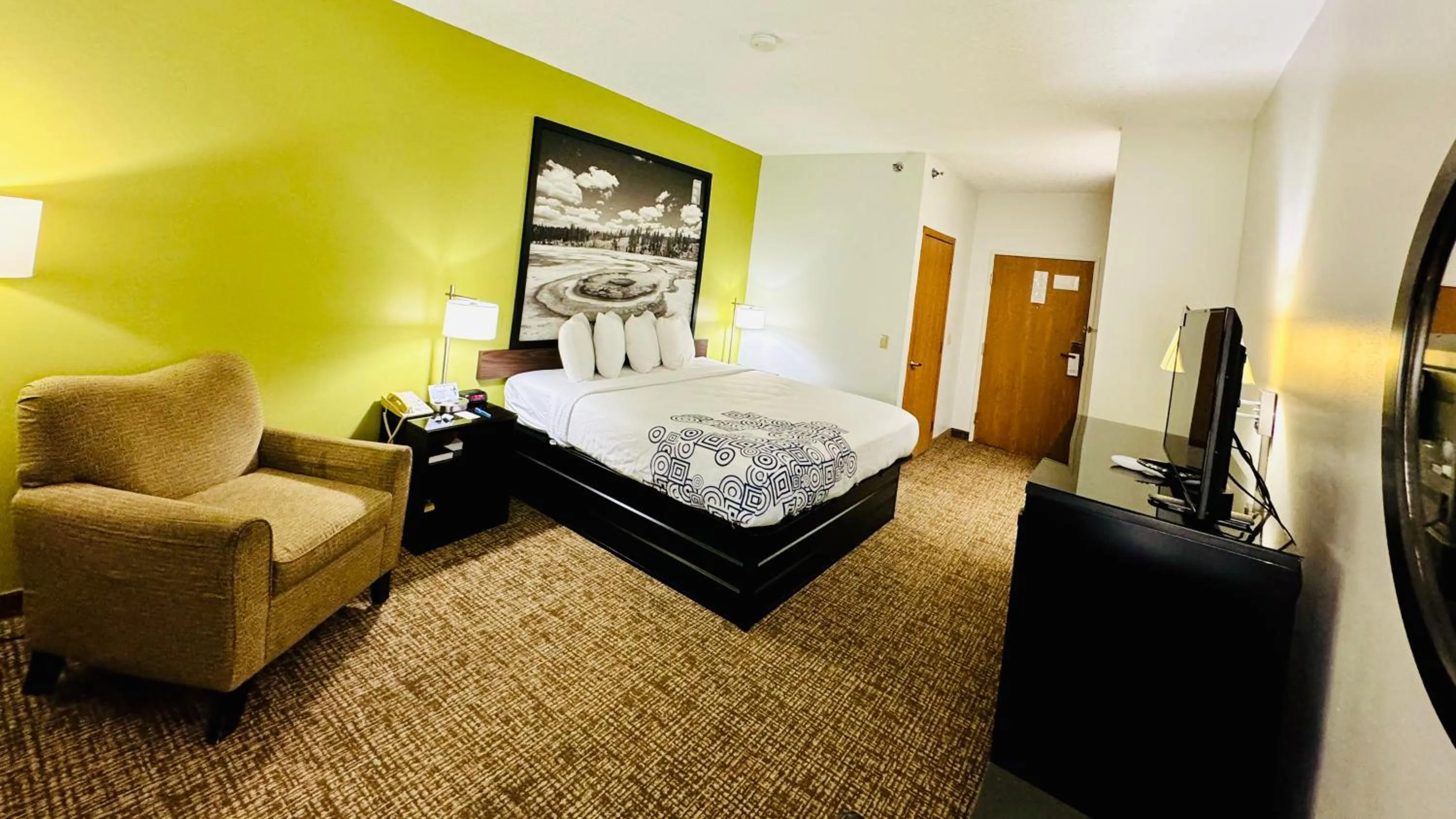 Bedroom, Bed in Forest City Inn