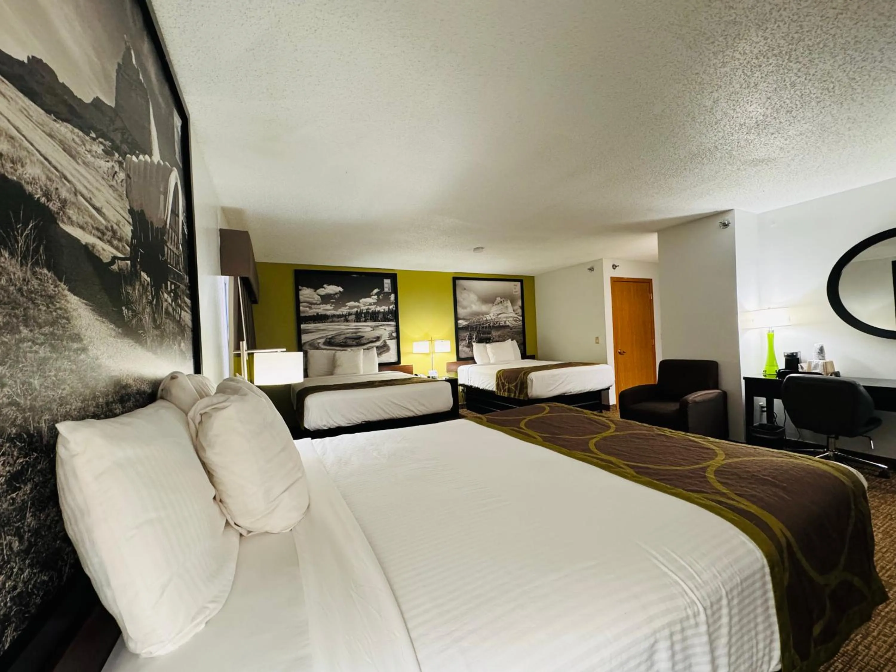 Photo of the whole room, Bed in Forest City Inn