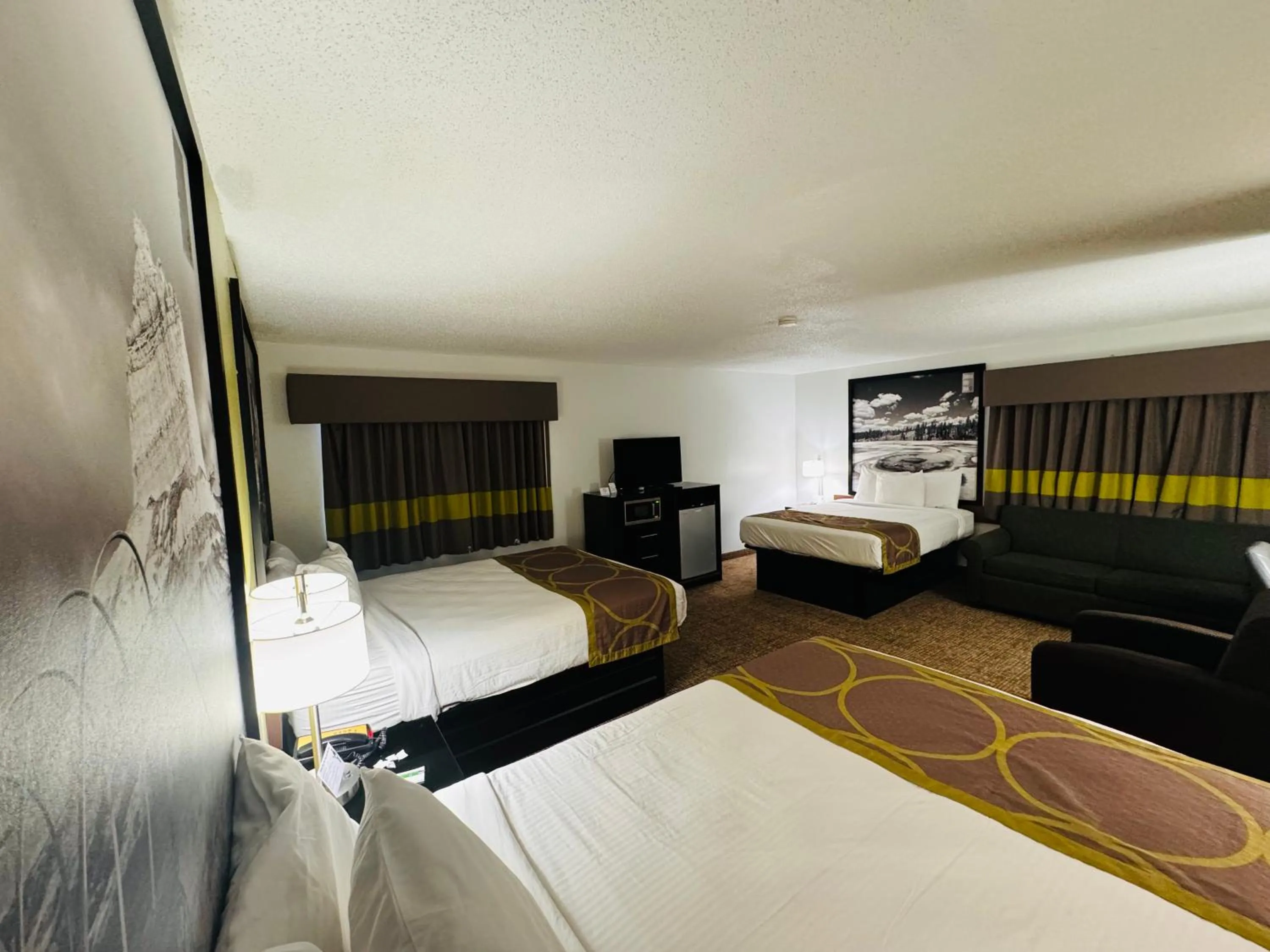 Photo of the whole room, Bed in Forest City Inn