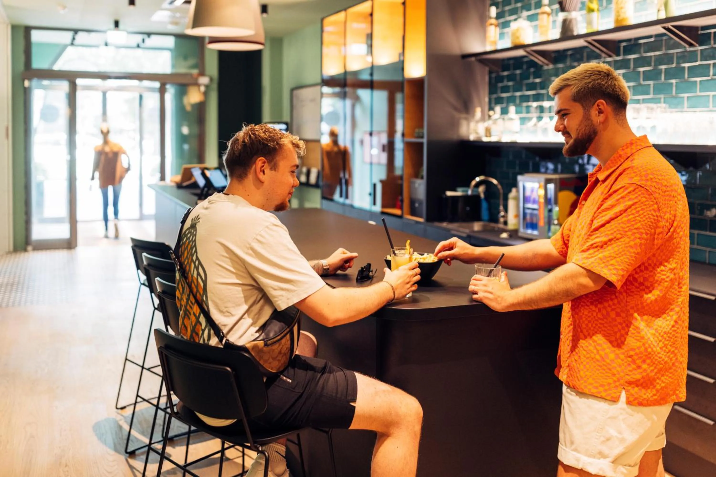 Lounge or bar in harry's home Berlin-Moabit hotel & apartments