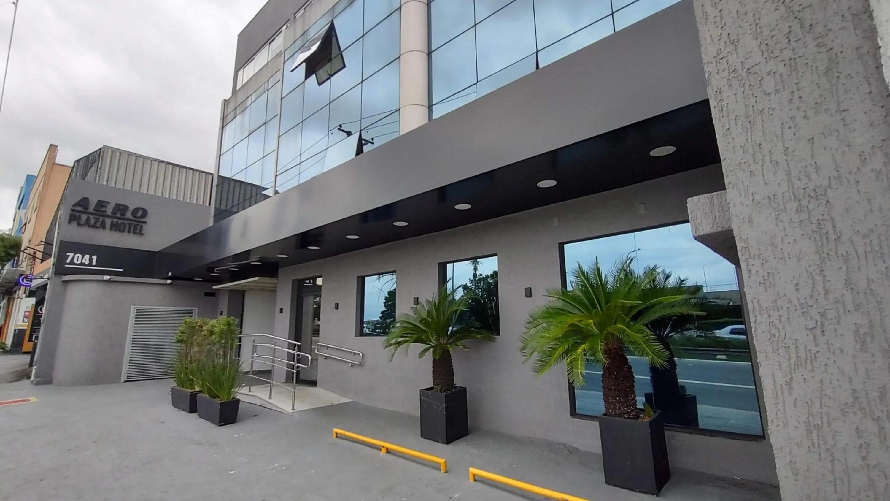 Facade/entrance in Aero Plaza Hotel