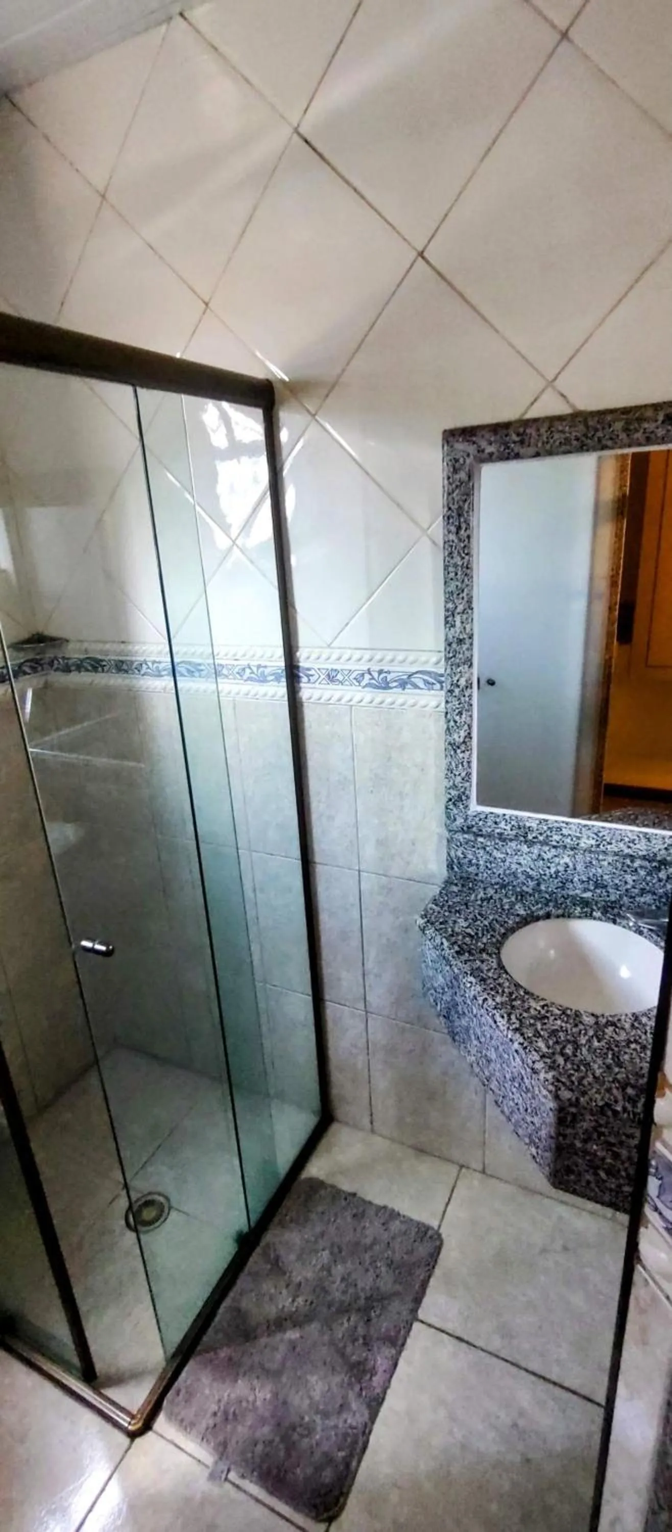 Shower in Aero Plaza Hotel