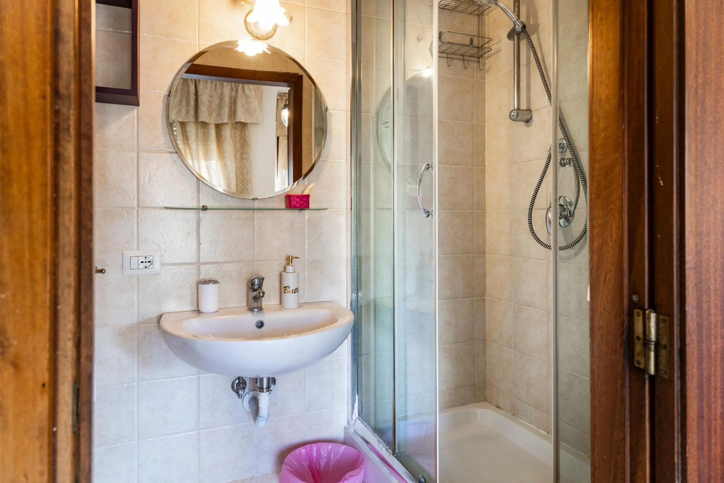 Shower in Bed and Breakfast La Stazione Del Vaticano