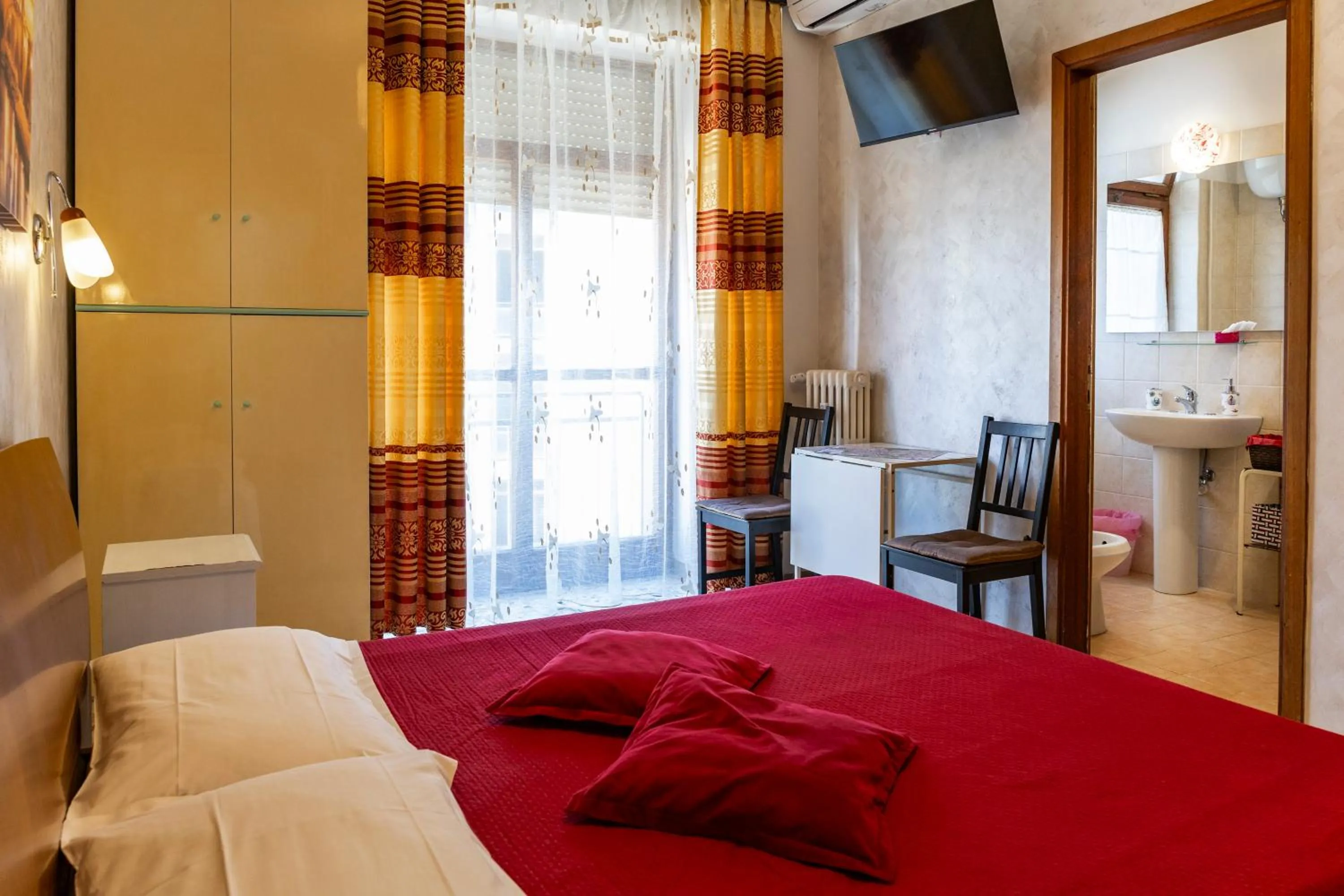 Photo of the whole room, Bed in Bed and Breakfast La Stazione Del Vaticano