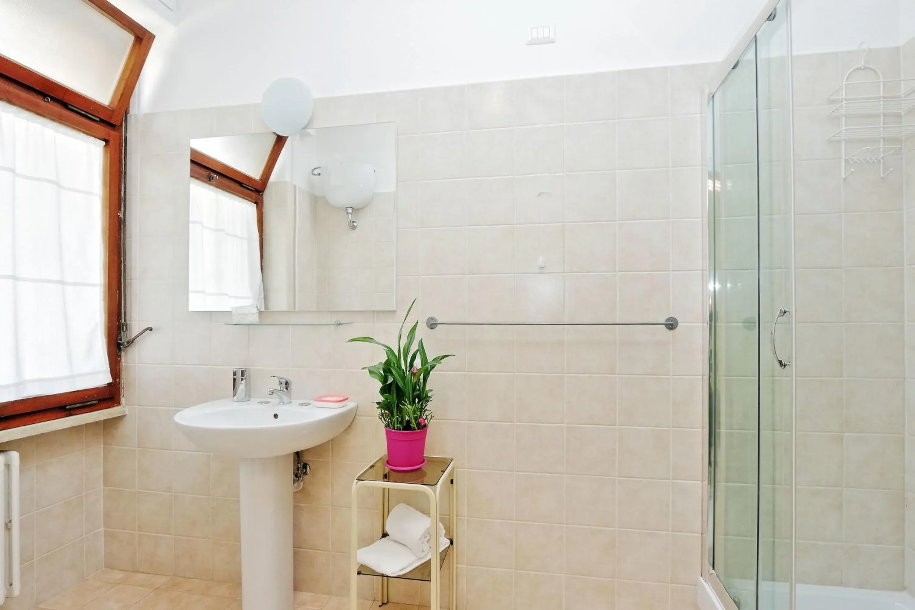 Double Room with Balcony in Bed and Breakfast La Stazione Del Vaticano Double Room with Balcony in Bed and Breakfast La Stazione Del Vaticano