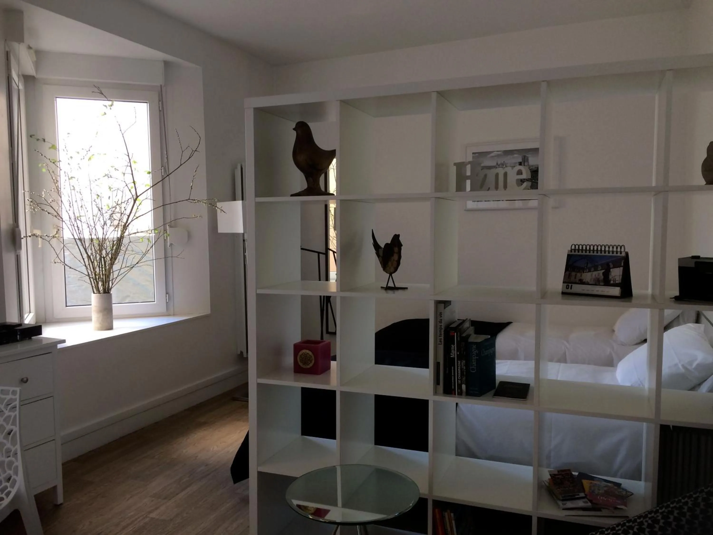 Library, Bed in LE NID DES HALLES, au cœur du Boulingrin