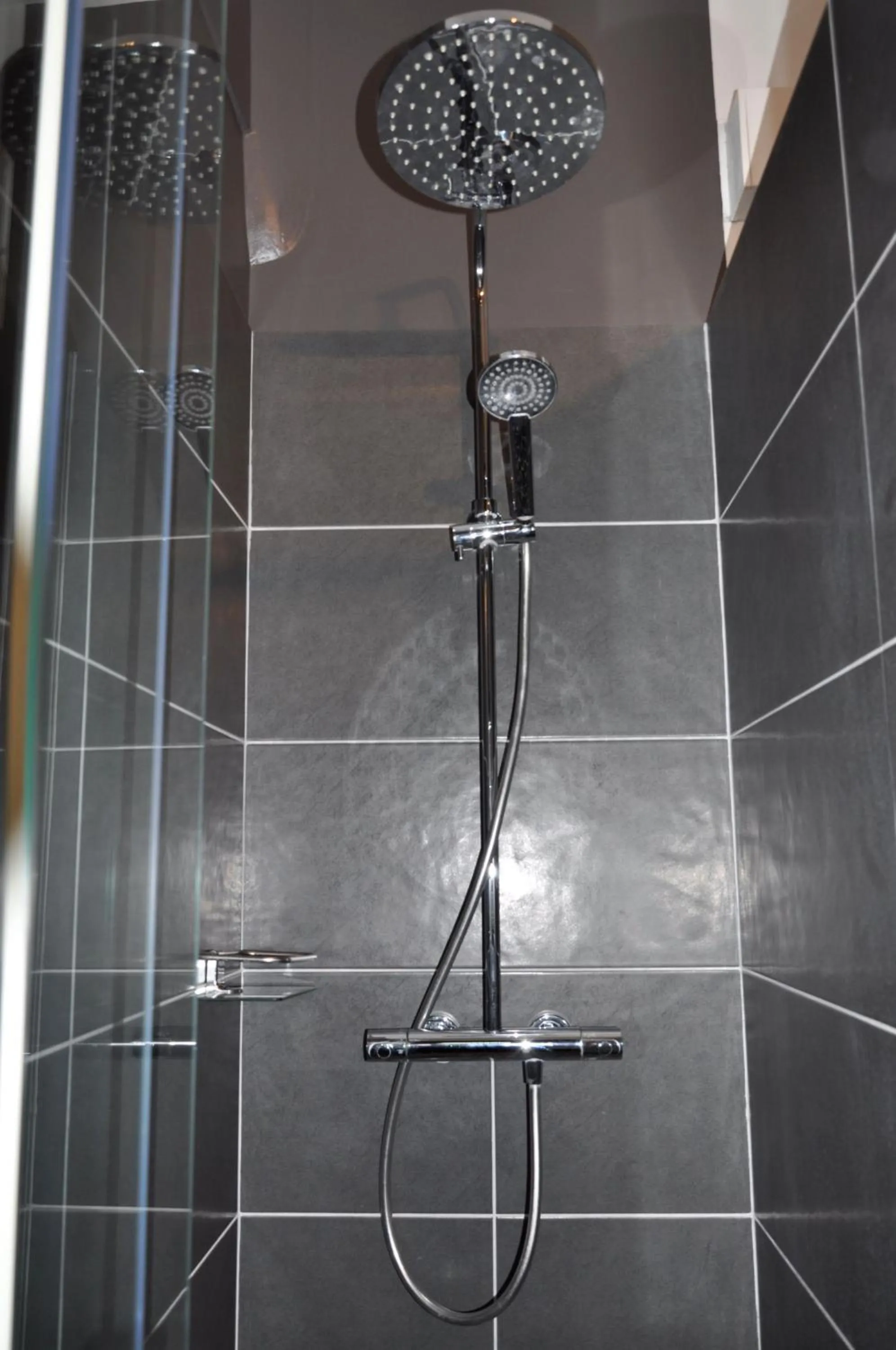 Bathroom in LE NID DES HALLES, au cœur du Boulingrin