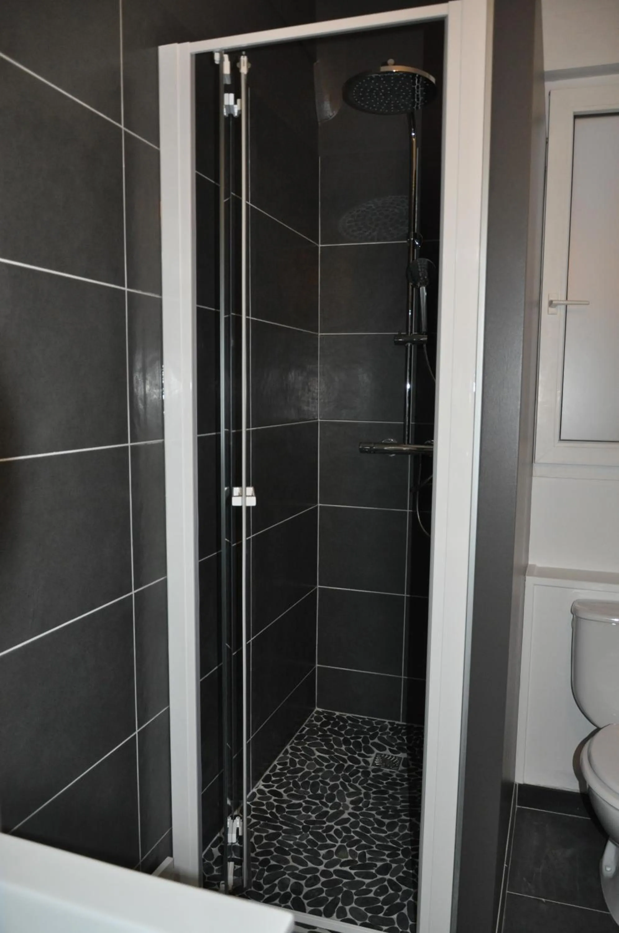 Bathroom in LE NID DES HALLES, au cœur du Boulingrin