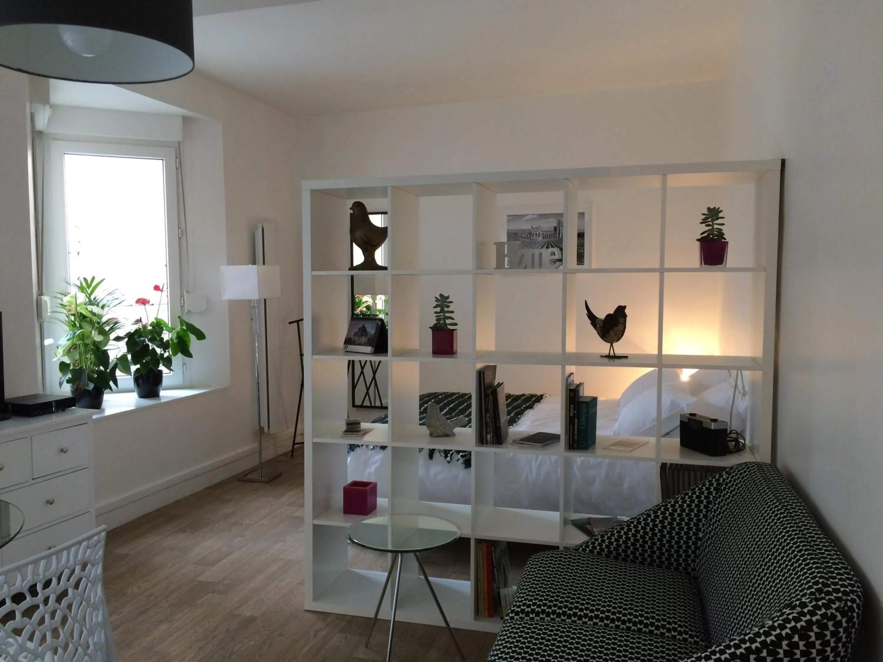 Living room in LE NID DES HALLES, au cœur du Boulingrin