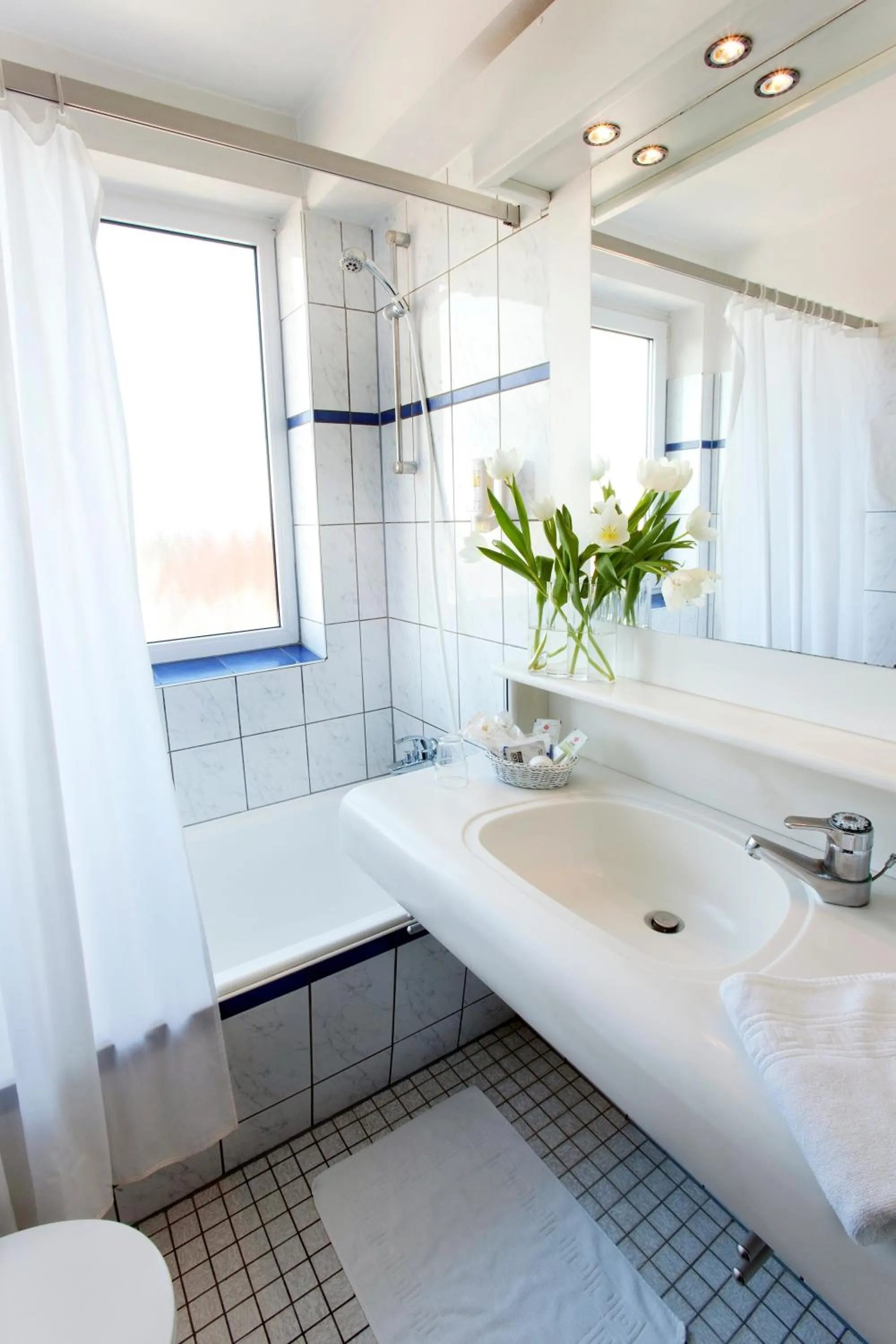 Bathroom in Top Hotel Post Frankfurt Airport