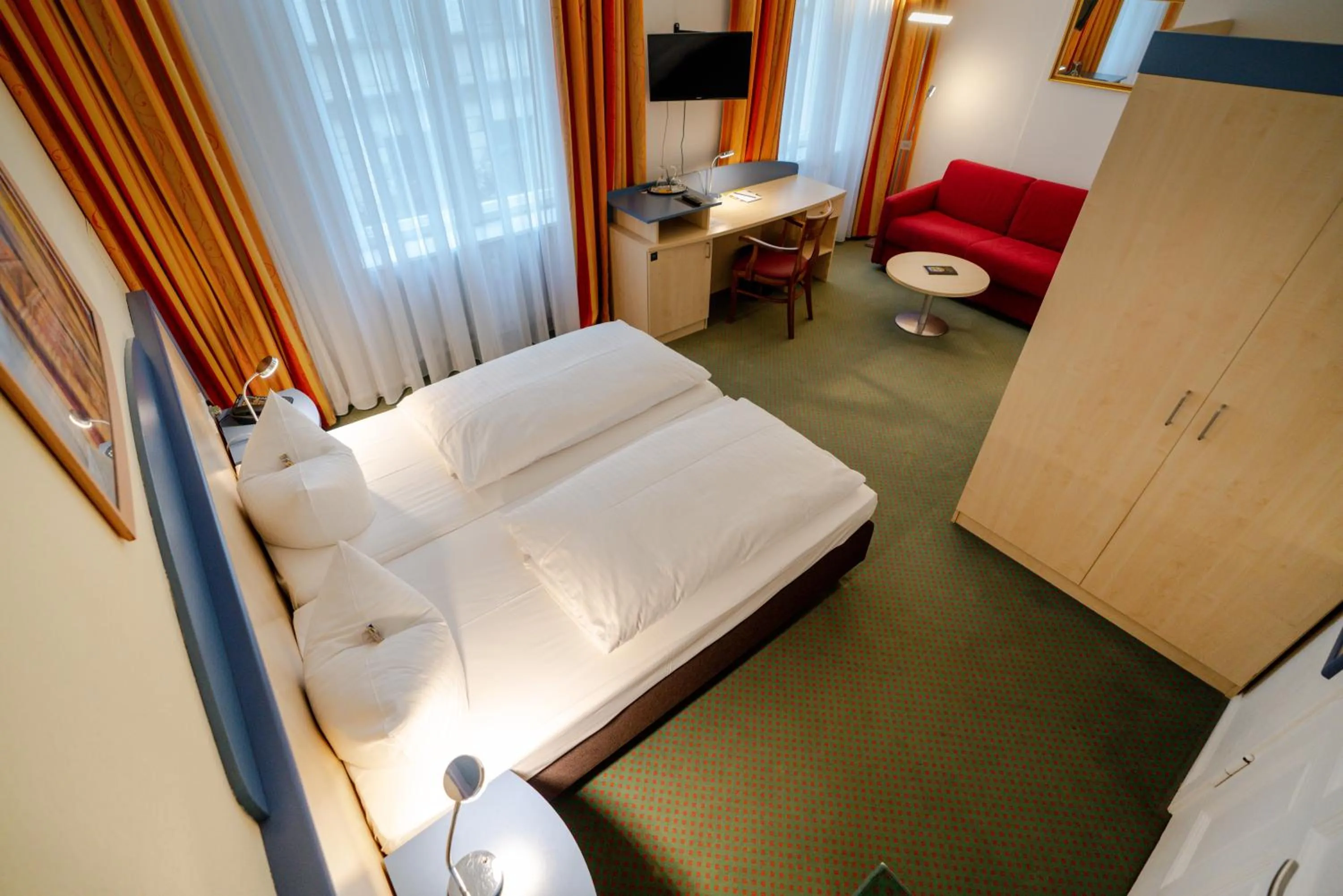 Photo of the whole room, Bed in Hotel Tiergarten Berlin