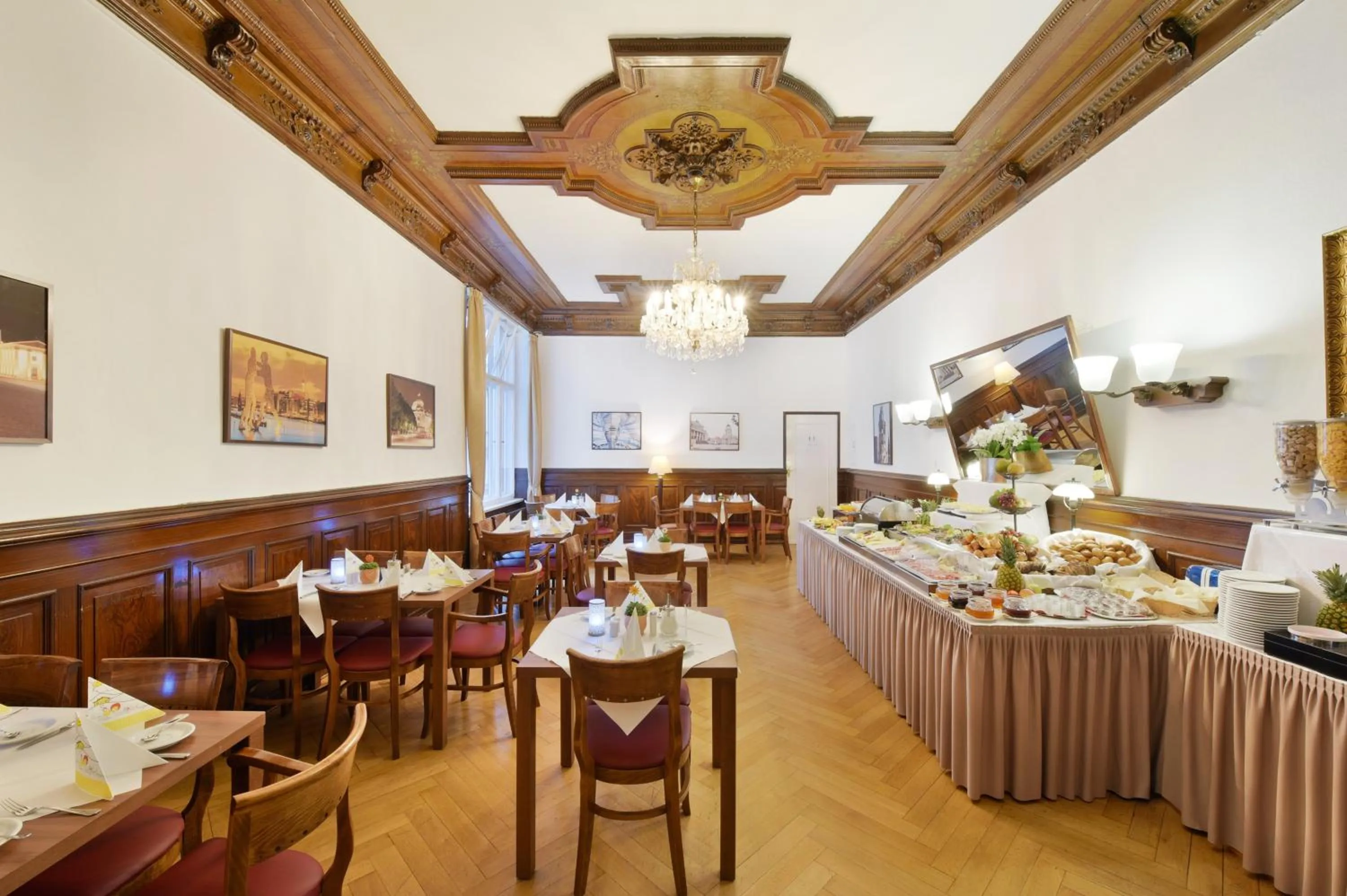 Restaurant/places to eat in Hotel Tiergarten Berlin