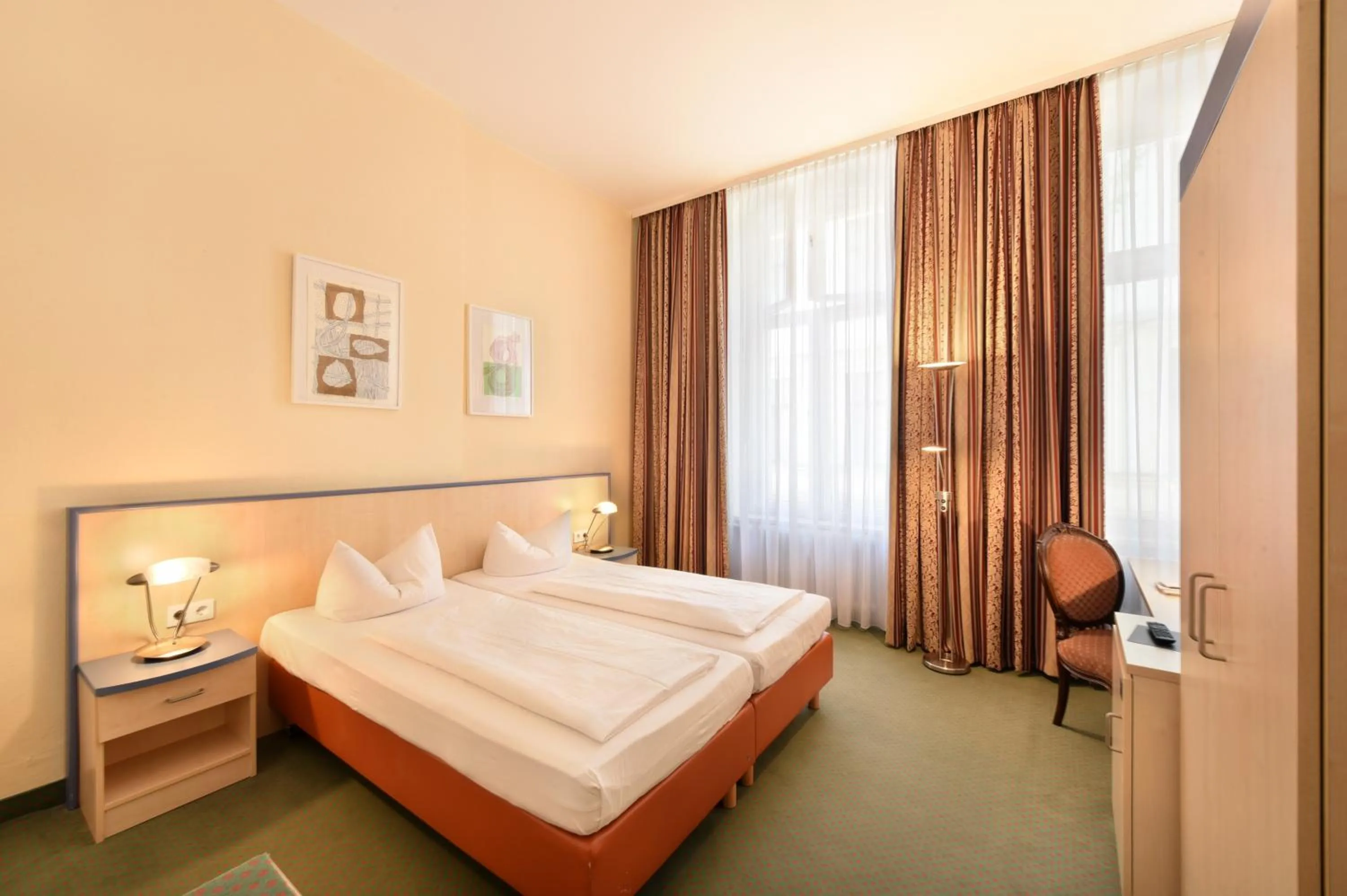 Photo of the whole room, Bed in Hotel Tiergarten Berlin