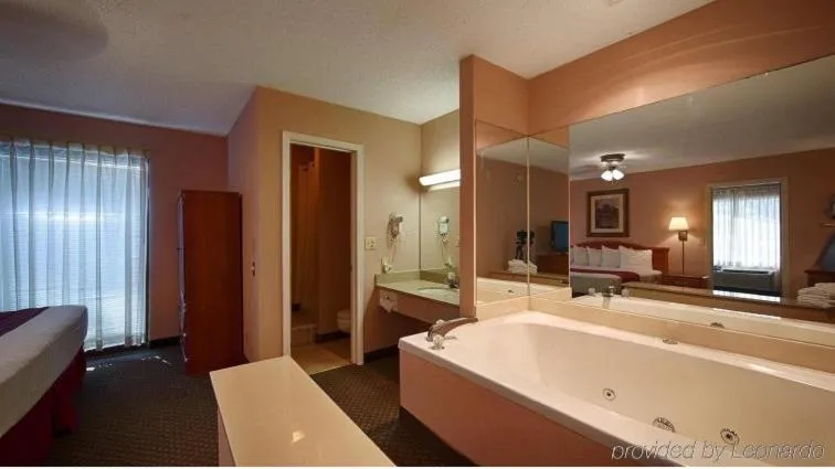 Hot Tub, Bed in The Parkwood Inn & Suites