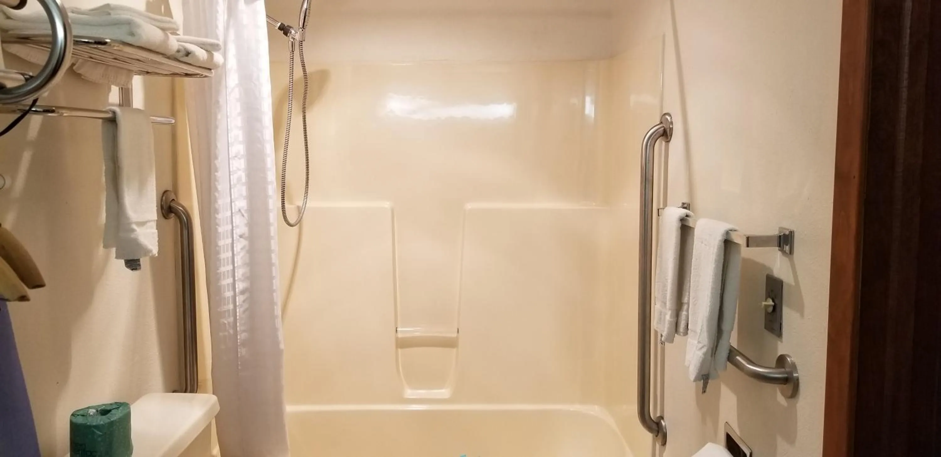 Bathroom in The Parkwood Inn & Suites