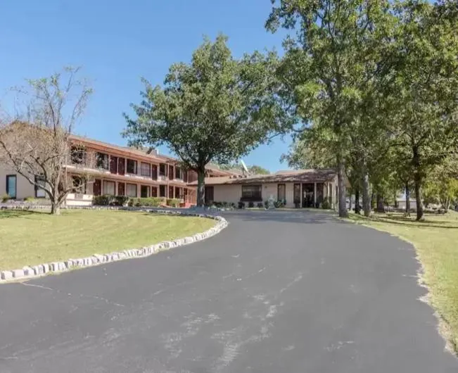 Property building in The Parkwood Inn & Suites