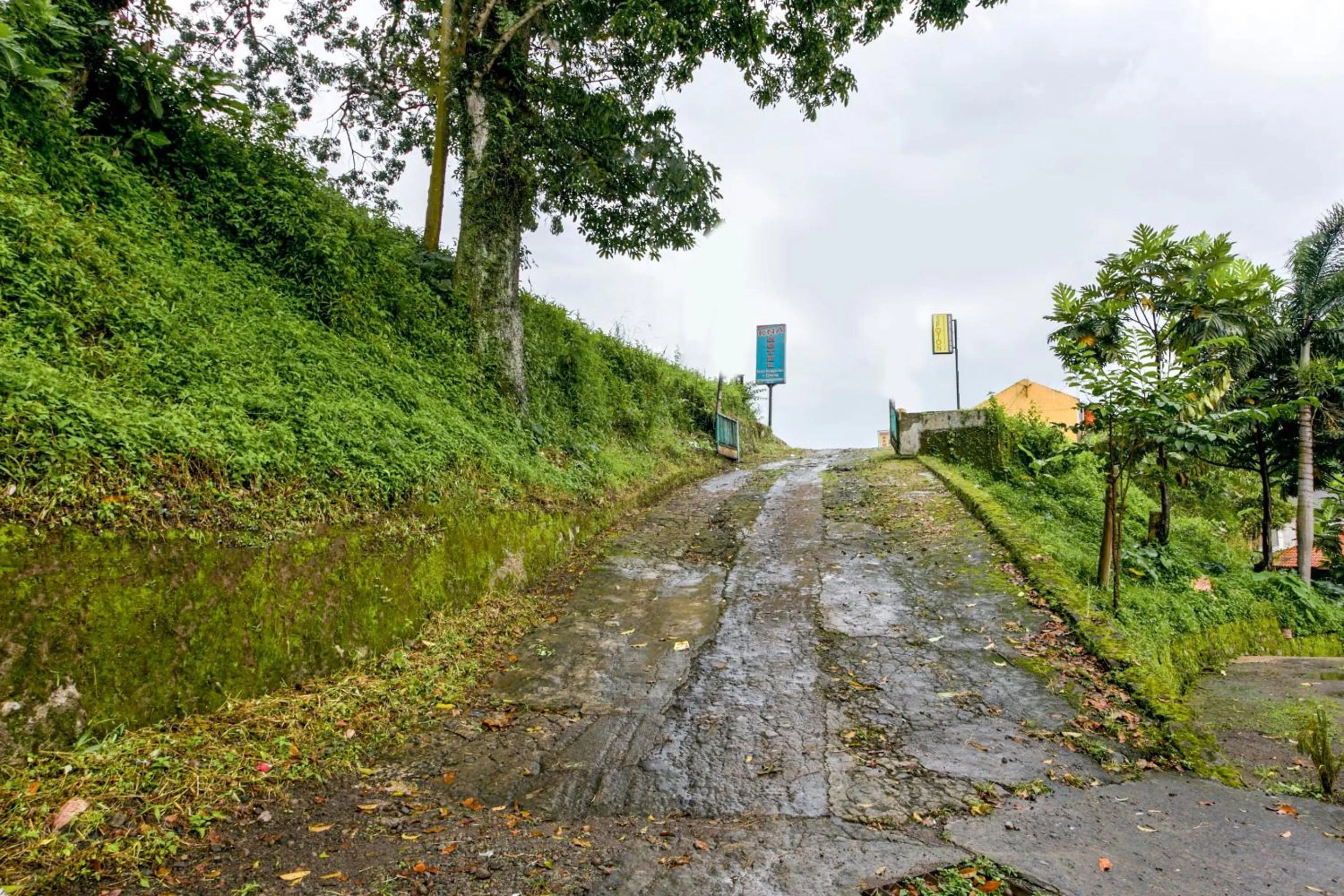 Facade/entrance in Hotel O Karya Nunggal Asri