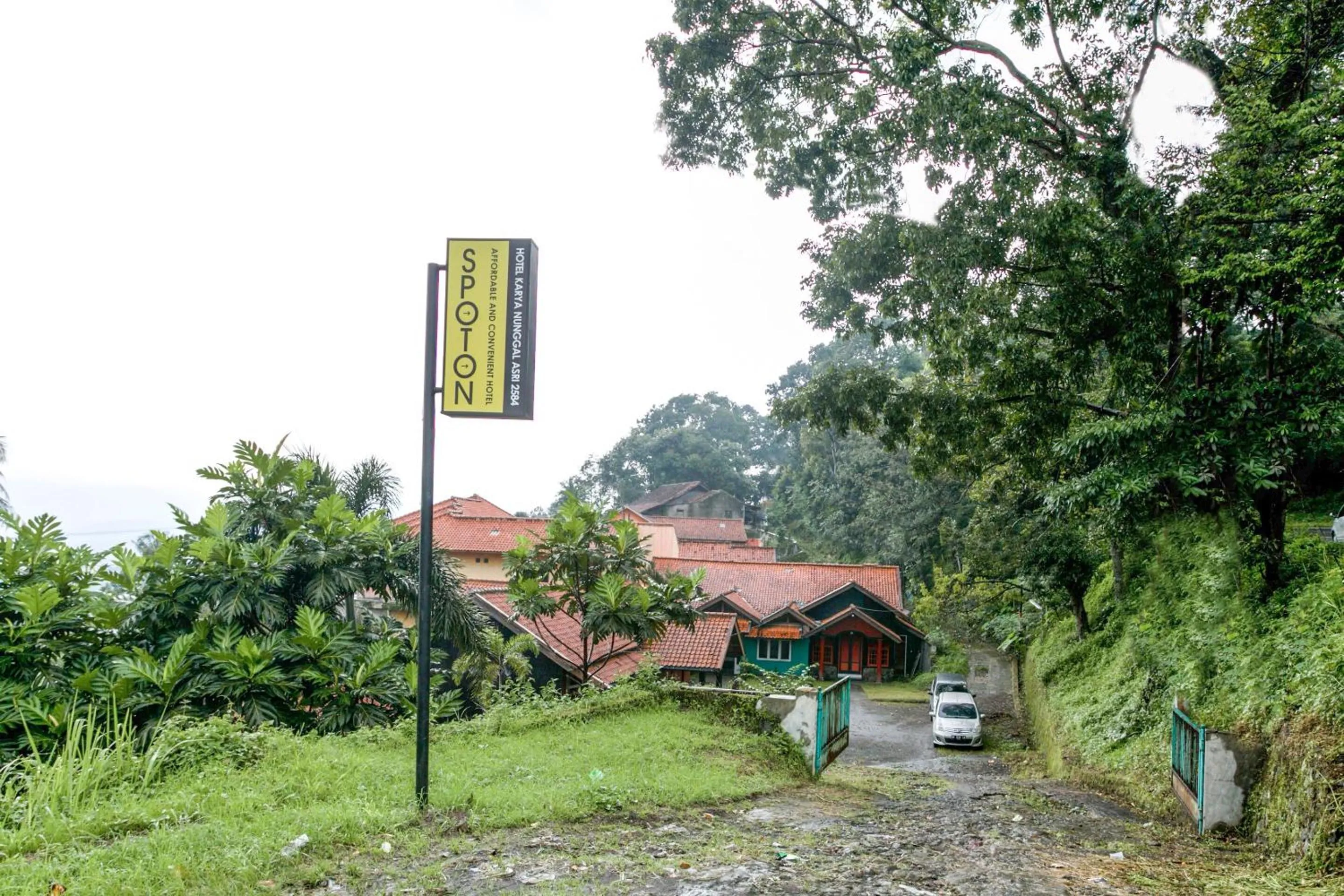 Facade/entrance in Hotel O Karya Nunggal Asri
