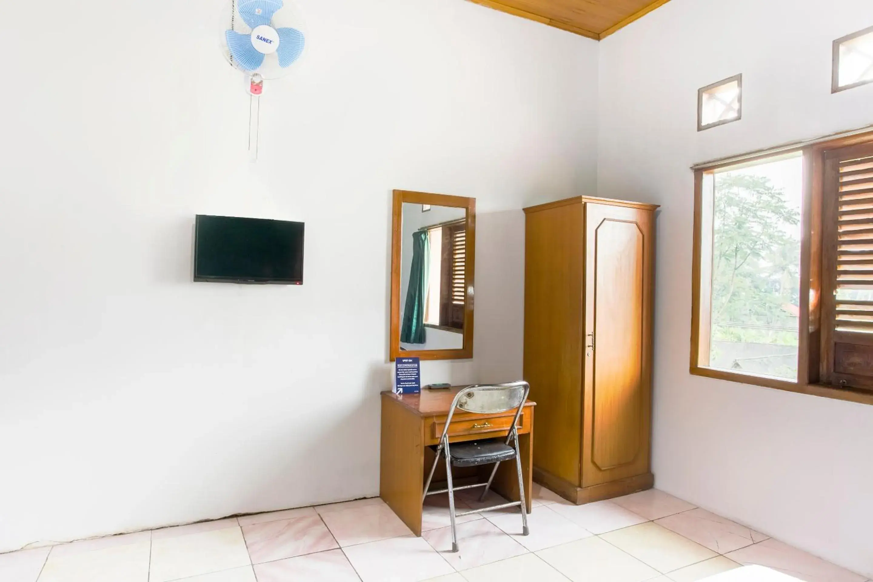 Bedroom in Hotel O Karya Nunggal Asri Bedroom in Hotel O Karya Nunggal Asri