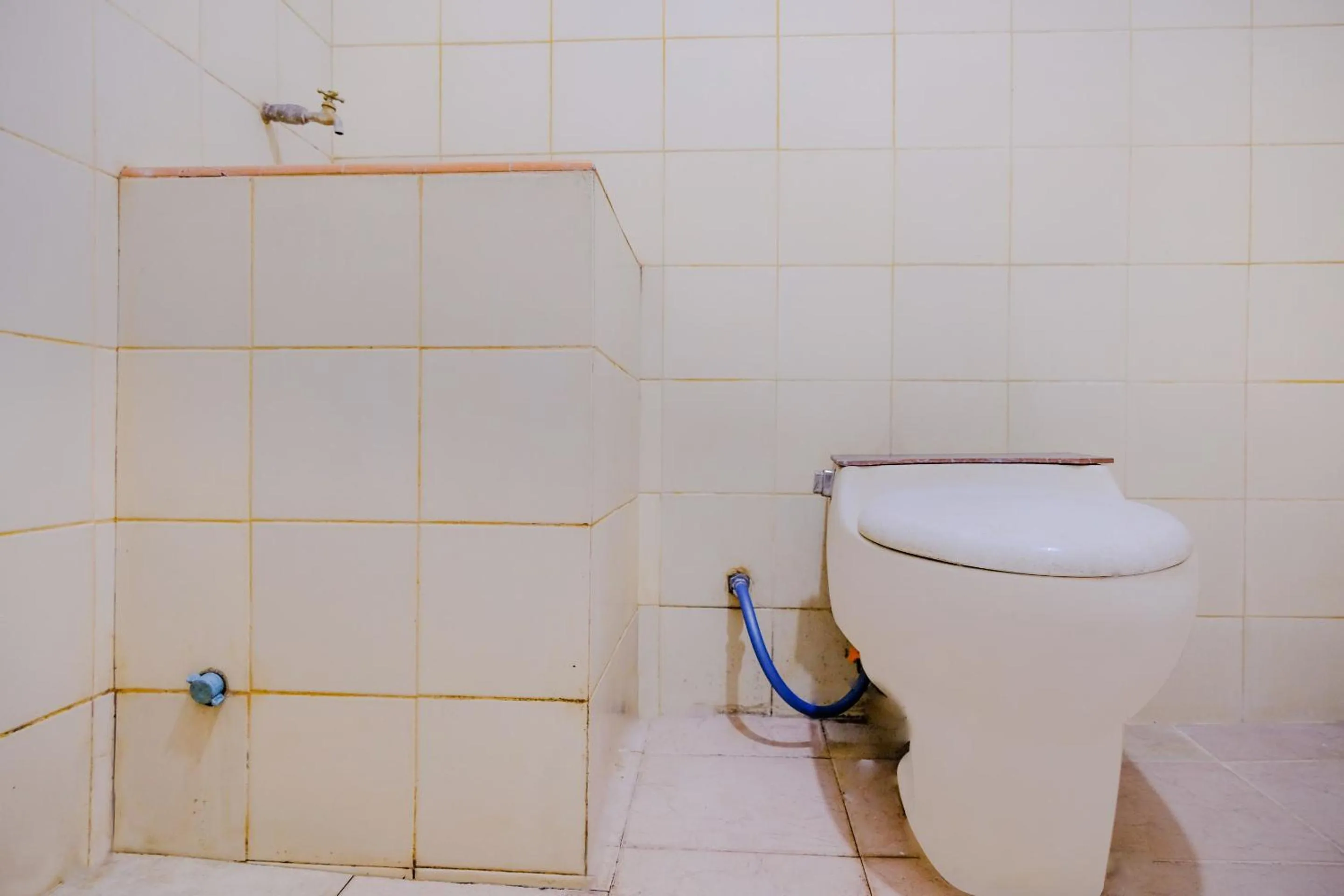 Bathroom in OYO Life 2638 Hotel Raya