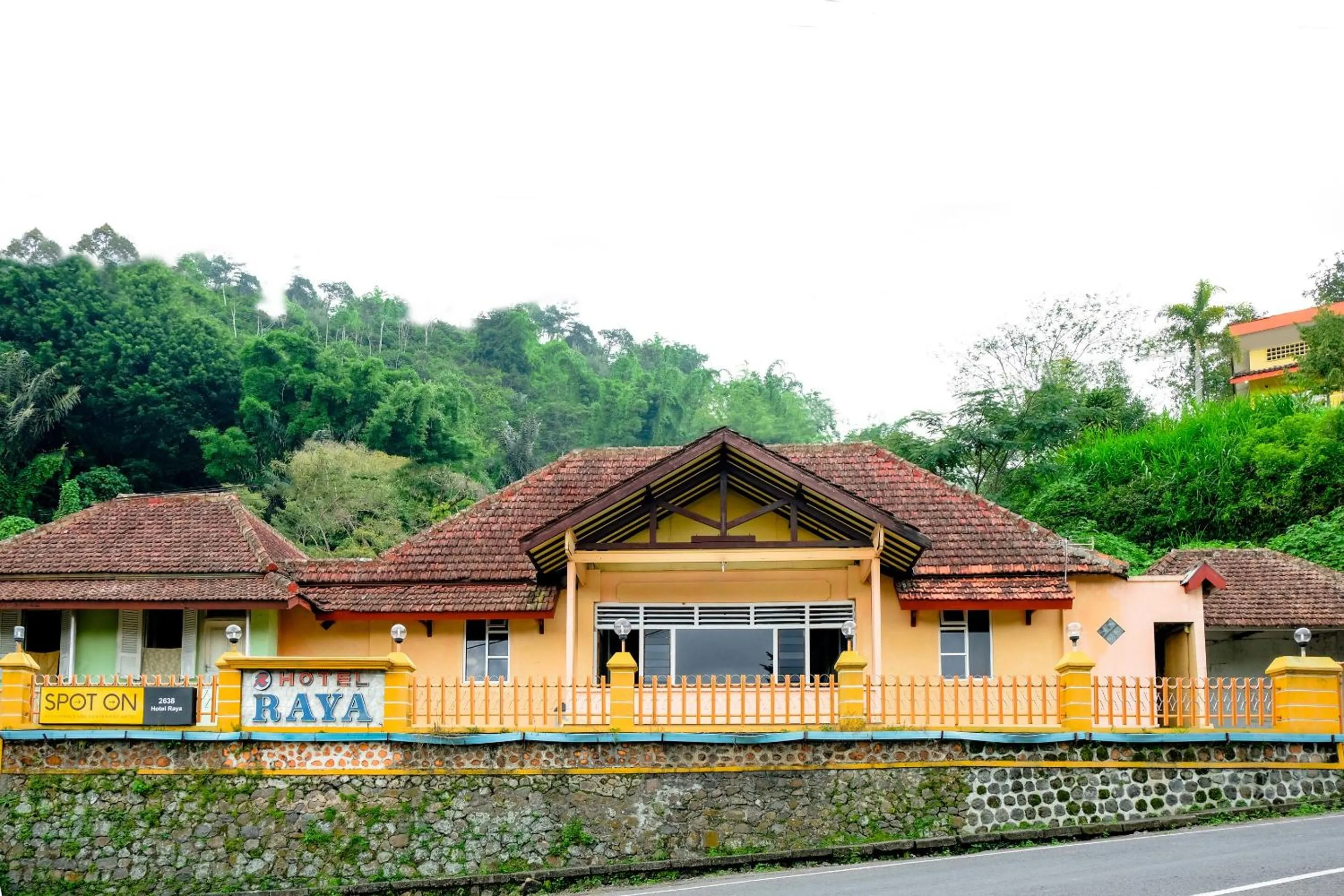 Facade/entrance in OYO Life 2638 Hotel Raya