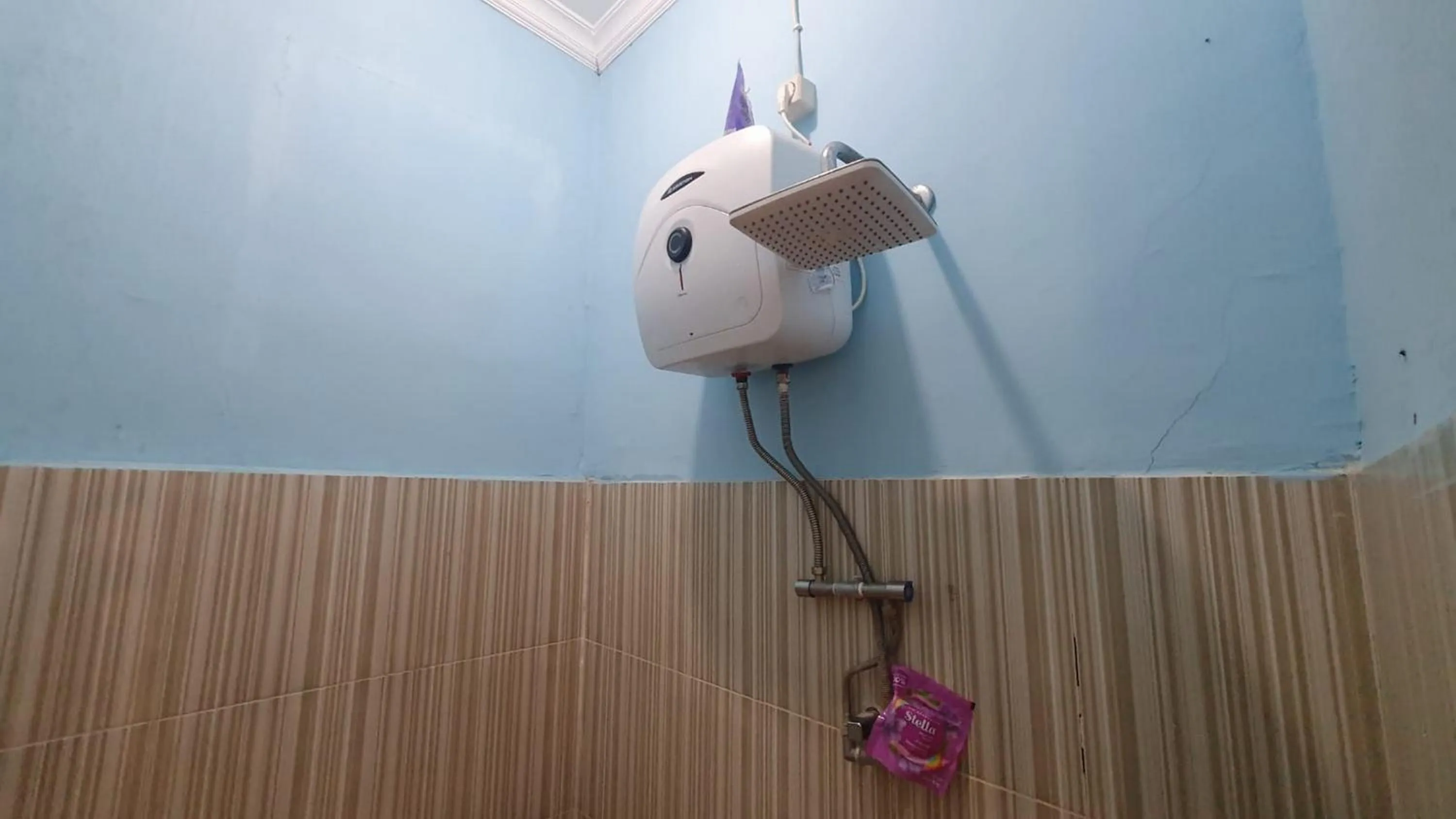 Shower in RedDoorz Syariah At Demasto Homestay Jember